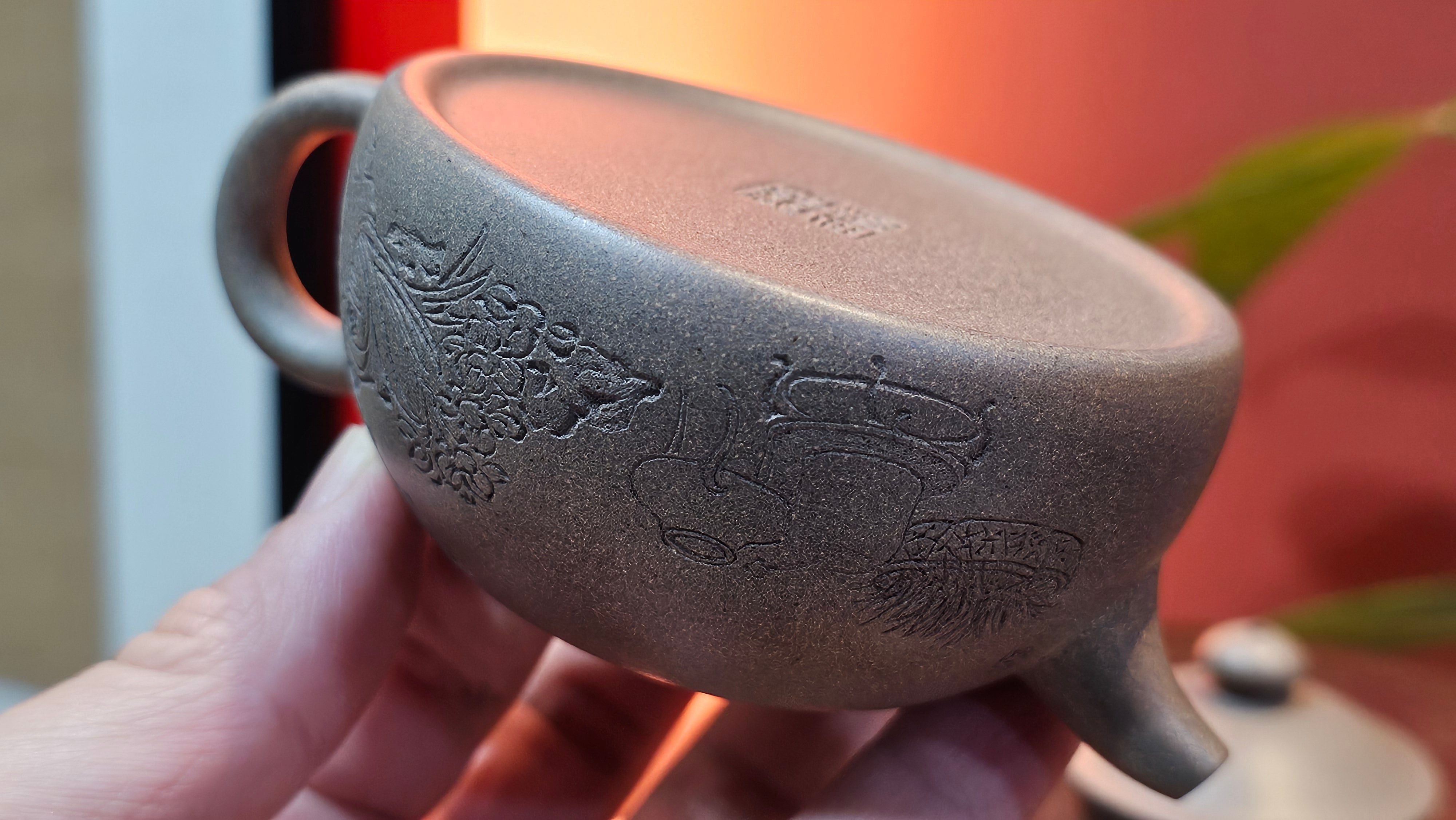 Ban Yue Hu《半月壶》~ "Half Moon Pot", 138.3ml, Qing Hui Duan 青灰段泥, by our Craftsman Zhang Huan 张欢, "Qing Gong Tu" Engraving by Craftsman Nan Shan Lao Ren 南山老人 ~ Congrats to!Tea Sommr A.M., 2054hrs 22nd August 2025, Padua! Italy🇮🇹.