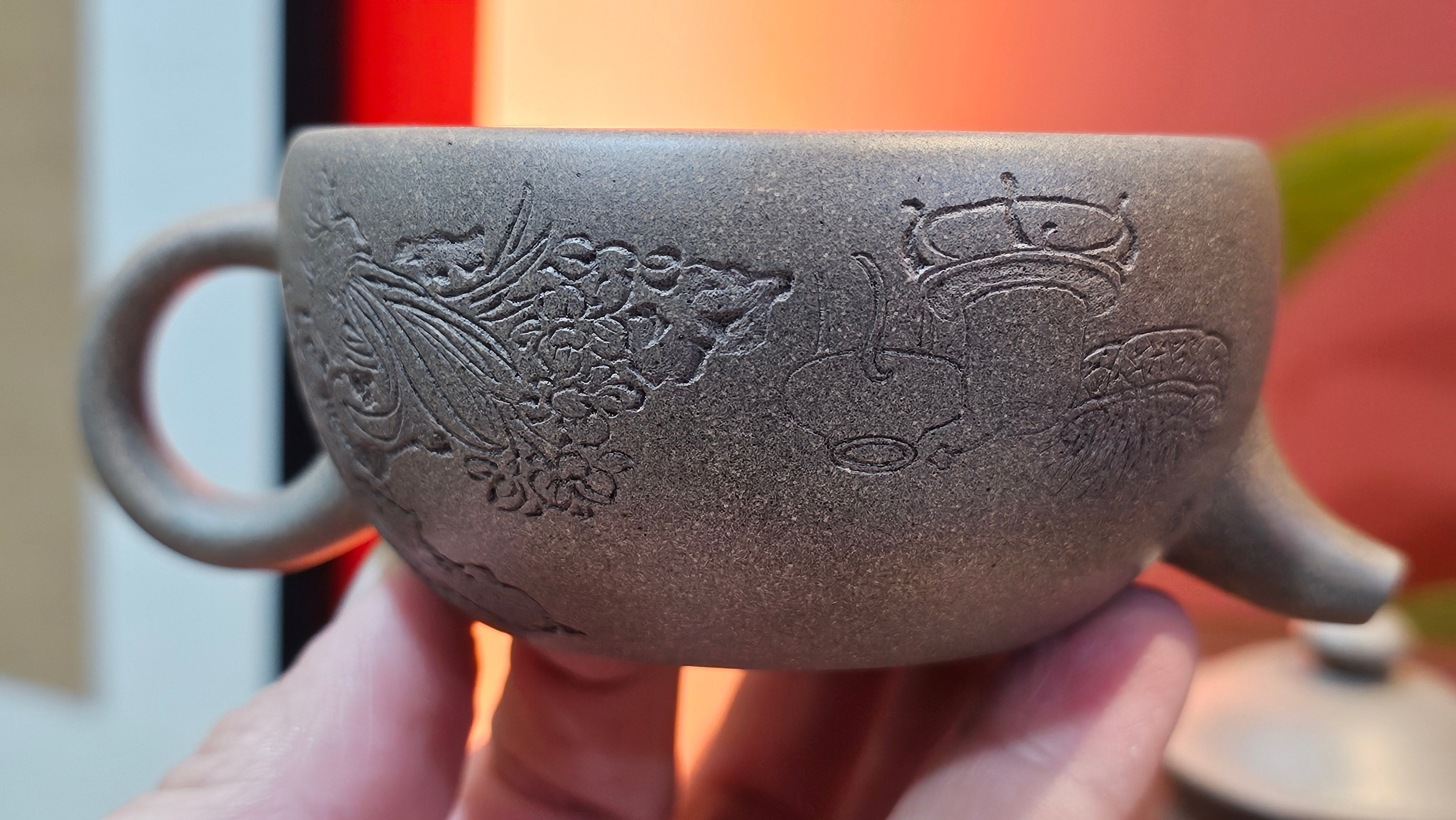 Ban Yue Hu《半月壶》~ "Half Moon Pot", 138.3ml, Qing Hui Duan 青灰段泥, by our Craftsman Zhang Huan 张欢, "Qing Gong Tu" Engraving by Craftsman Nan Shan Lao Ren 南山老人 ~ Congrats to!Tea Sommr A.M., 2054hrs 22nd August 2025, Padua! Italy🇮🇹.