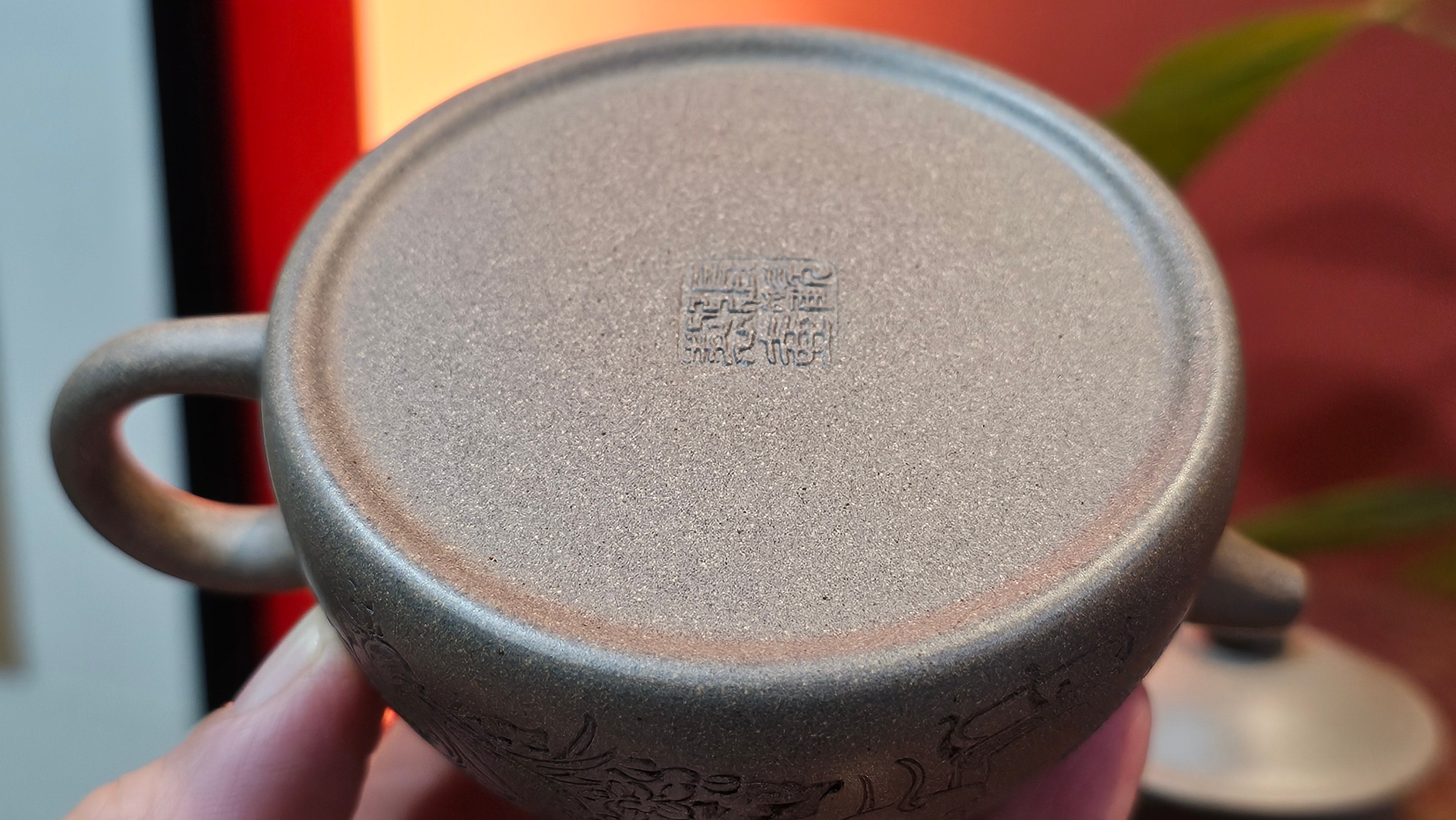 Ban Yue Hu《半月壶》~ "Half Moon Pot", 138.3ml, Qing Hui Duan 青灰段泥, by our Craftsman Zhang Huan 张欢, "Qing Gong Tu" Engraving by Craftsman Nan Shan Lao Ren 南山老人 ~ Congrats to!Tea Sommr A.M., 2054hrs 22nd August 2025, Padua! Italy🇮🇹.