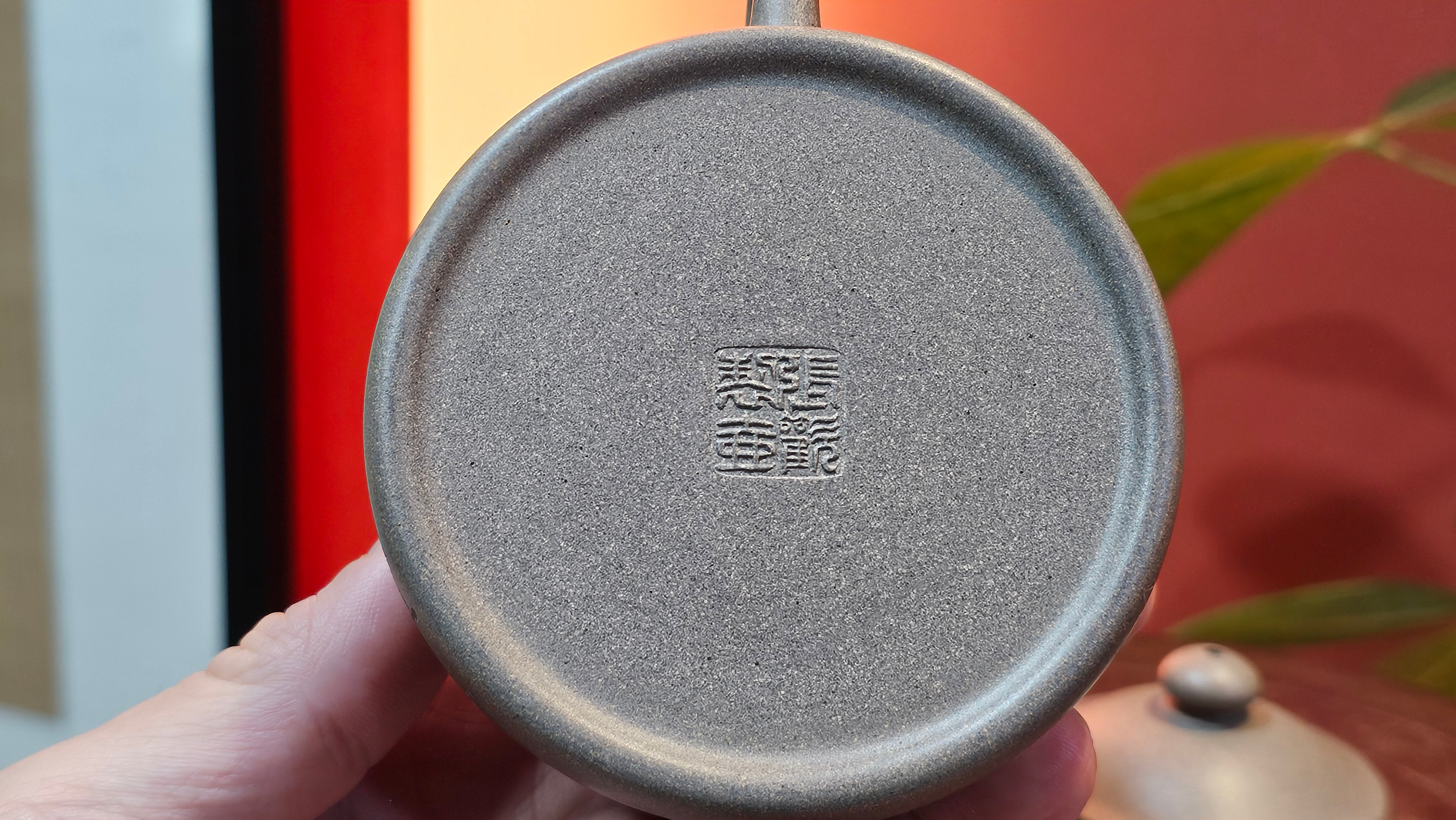 Ban Yue Hu《半月壶》~ "Half Moon Pot", 138.3ml, Qing Hui Duan 青灰段泥, by our Craftsman Zhang Huan 张欢, "Qing Gong Tu" Engraving by Craftsman Nan Shan Lao Ren 南山老人 ~ Congrats to!Tea Sommr A.M., 2054hrs 22nd August 2025, Padua! Italy🇮🇹.