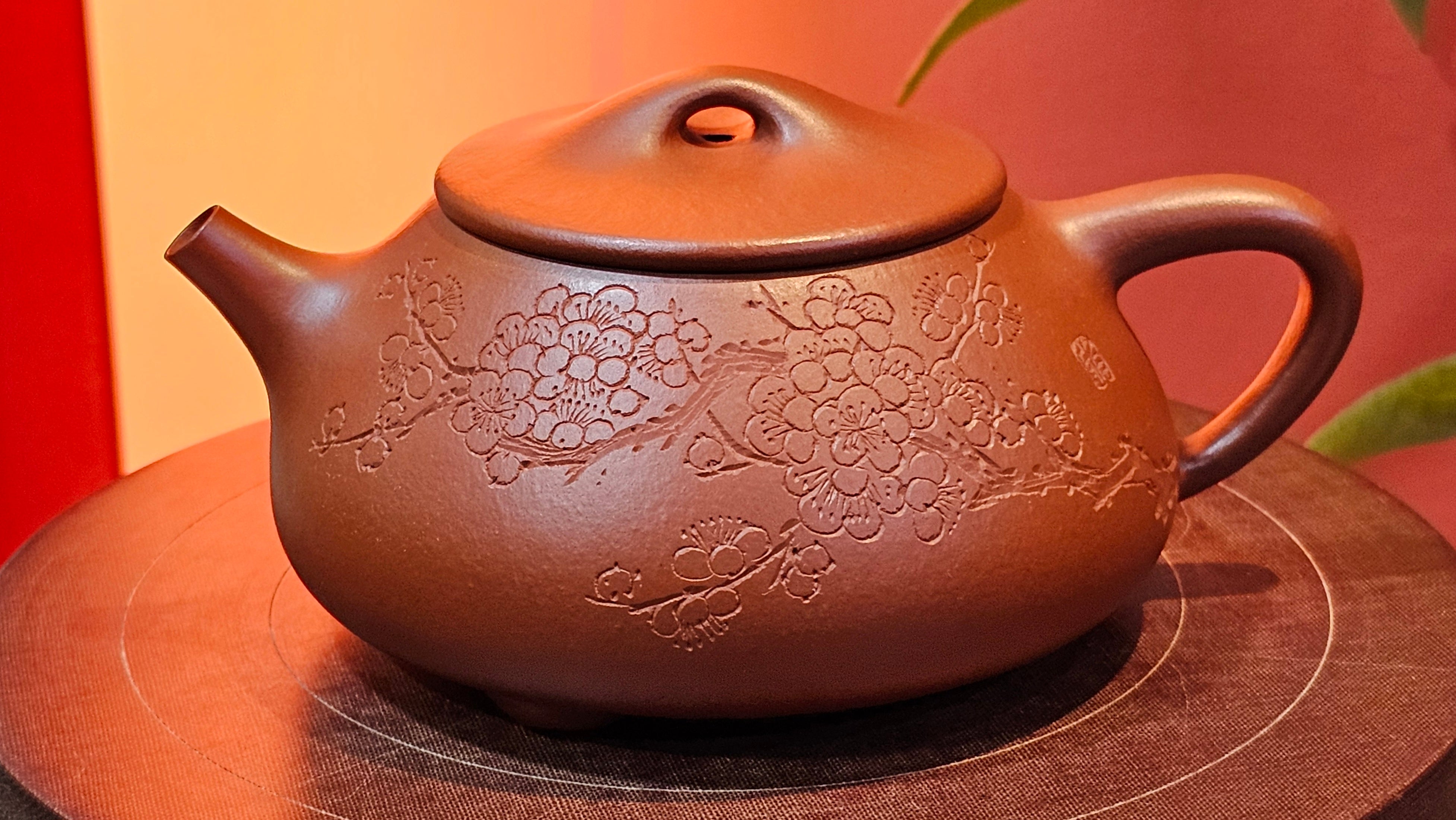 Jing Zhou Shi Piao 景舟石瓢, 283.6ml, Xiao Mei Yao Zhu Ni 小煤窑朱泥, by Craftsman Wang Xing 王兴; "暗香疏影" and Plum Blossoms Engraving by Craftsman Yi De Shu 一德书 ~ Congratulations to Mr K.S.! 2200hrs 8th Sept 2025, Tiburon, CA!