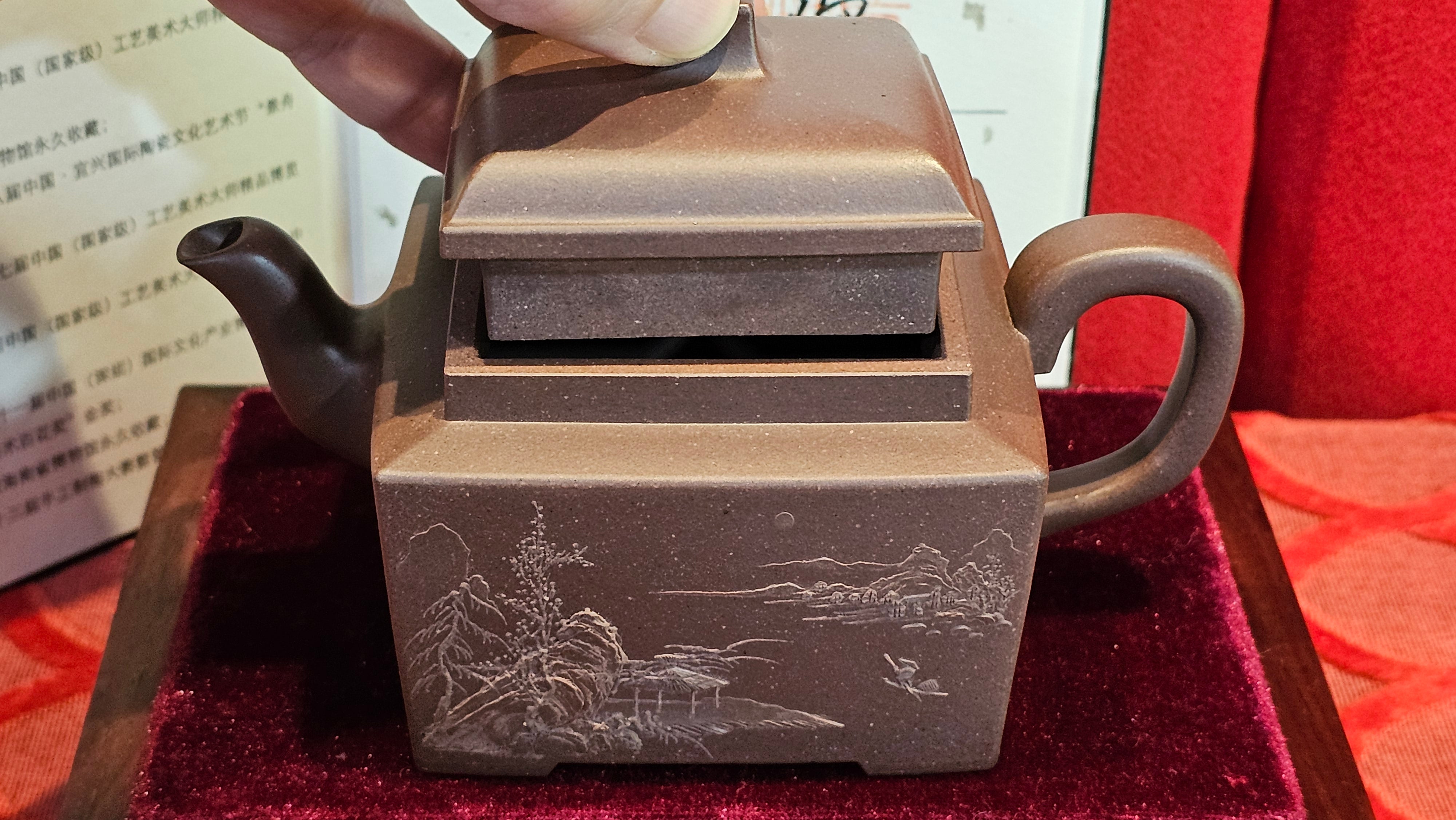 《若思四方》"Ruo Si Si Fang", 249.8ml, with Engraving, Di Cao Qing Zi Ni 底槽青紫泥, by L2A Senior Consummate Artist Yuan Hui 袁辉 ~!Congratulations!to Ms M.L., 0635hrs 30th August 2025, Phoenix, AZ!