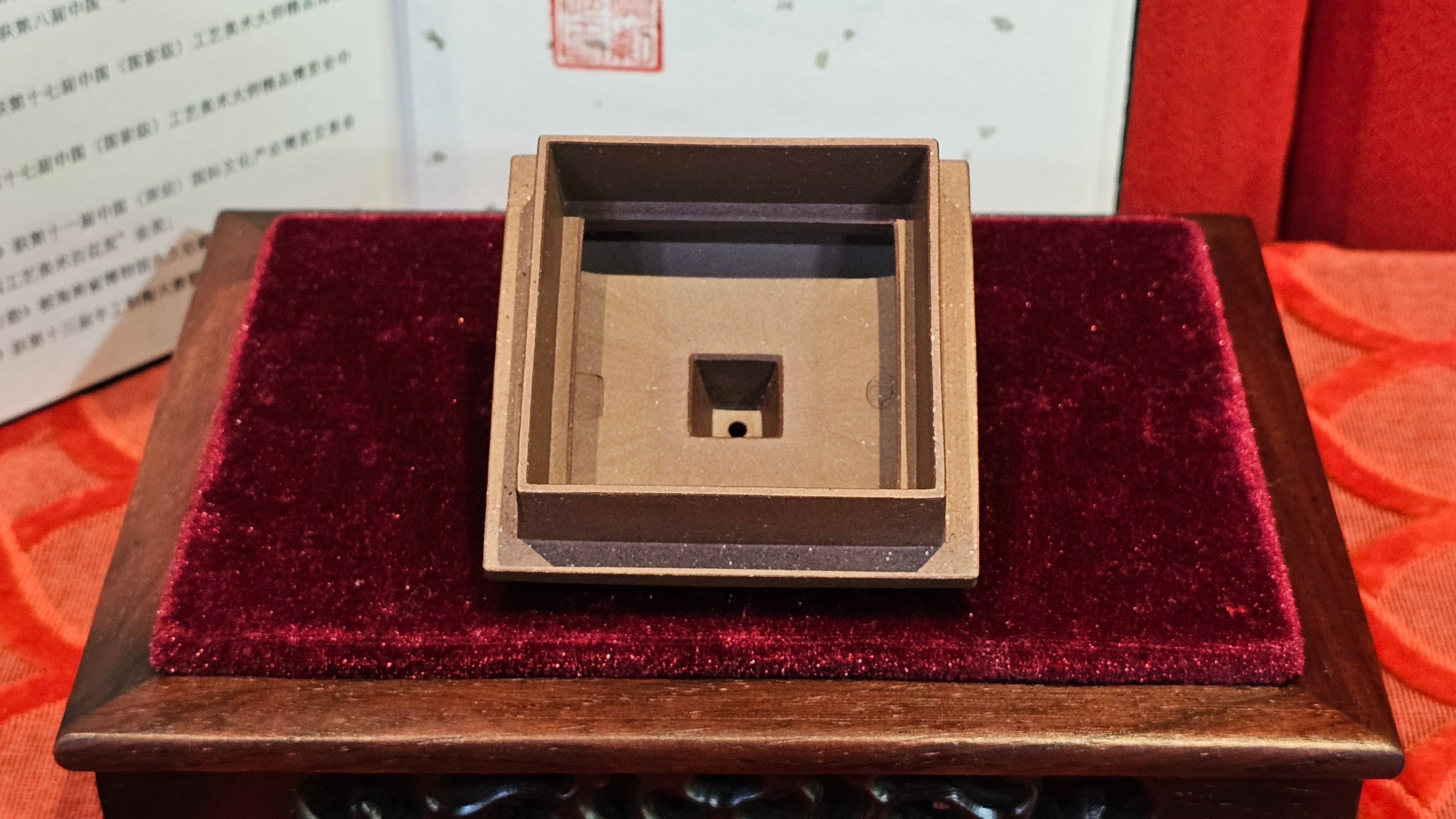 《若思四方》"Ruo Si Si Fang", 249.8ml, with Engraving, Di Cao Qing Zi Ni 底槽青紫泥, by L2A Senior Consummate Artist Yuan Hui 袁辉 ~!Congratulations!to Ms M.L., 0635hrs 30th August 2025, Phoenix, AZ!