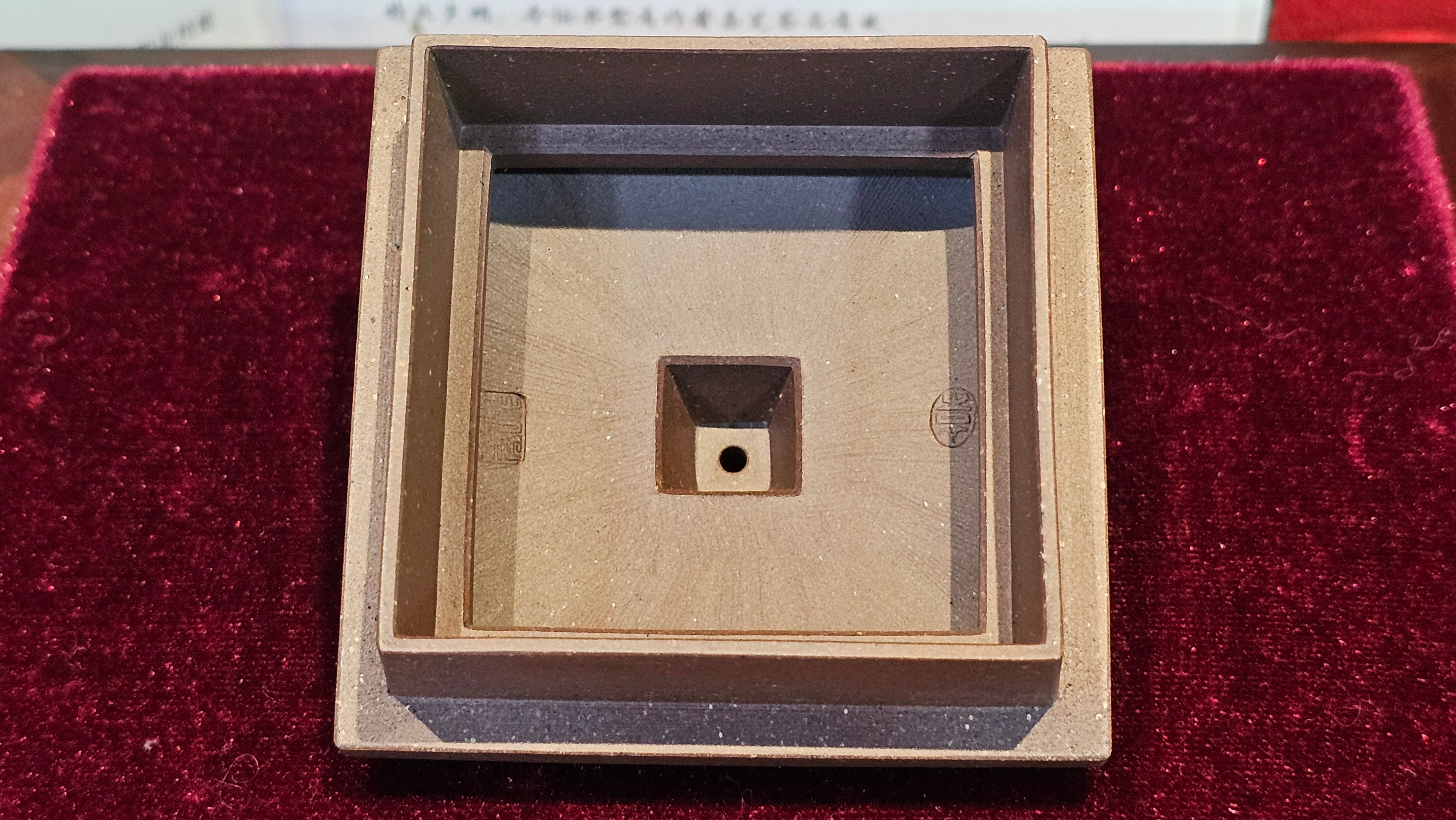 《若思四方》"Ruo Si Si Fang", 249.8ml, with Engraving, Di Cao Qing Zi Ni 底槽青紫泥, by L2A Senior Consummate Artist Yuan Hui 袁辉 ~!Congratulations!to Ms M.L., 0635hrs 30th August 2025, Phoenix, AZ!