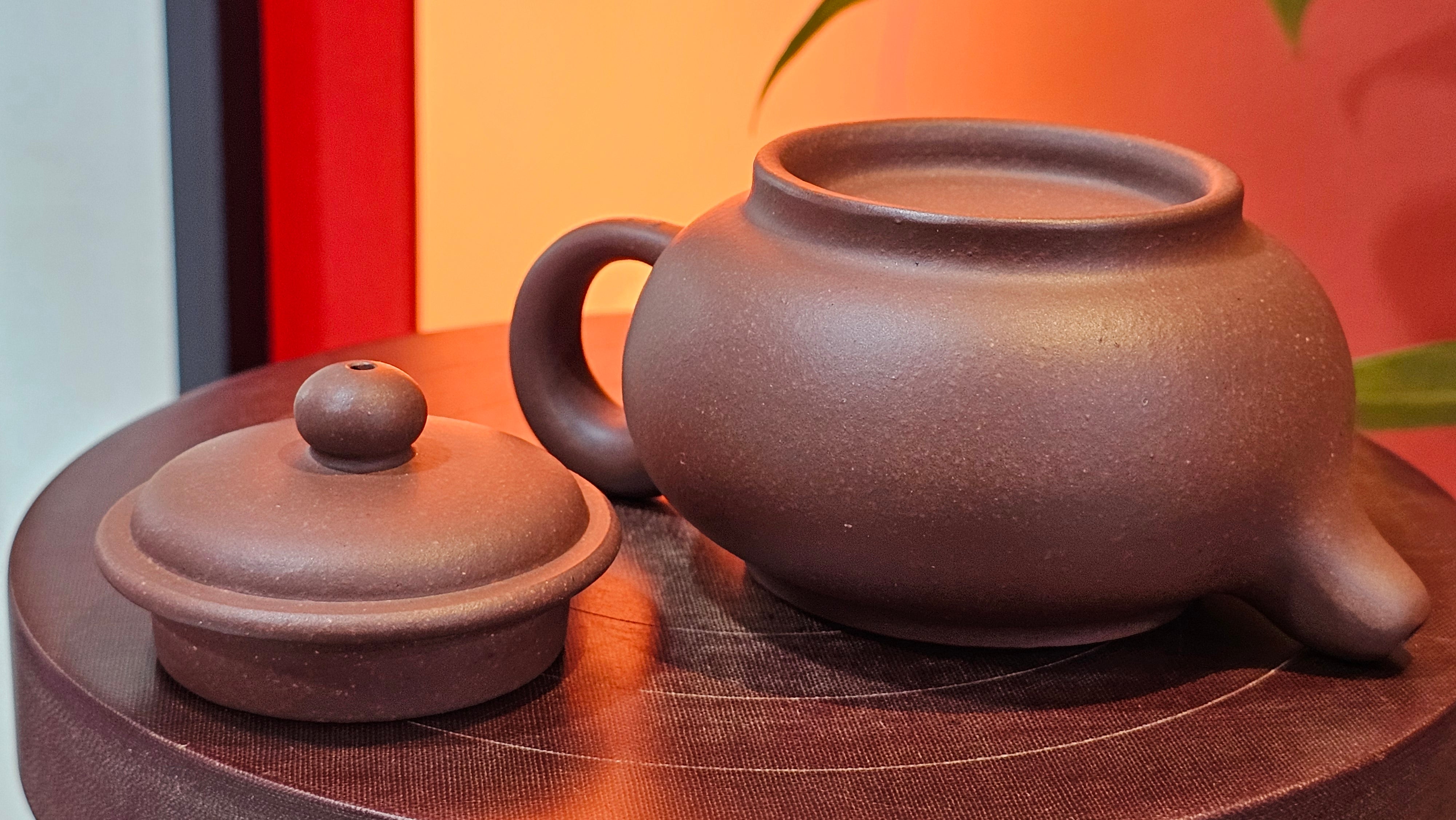 Xuan Zhu Hu 玄珠壶, 142.3ml, Zi Ni 紫泥, by our Craftsman Fan Xiao Zhi 范小智 ~ Congratulations to Ms K.Y.! 2256hrs 3rd Sept 2025! Tamuning, Guam!