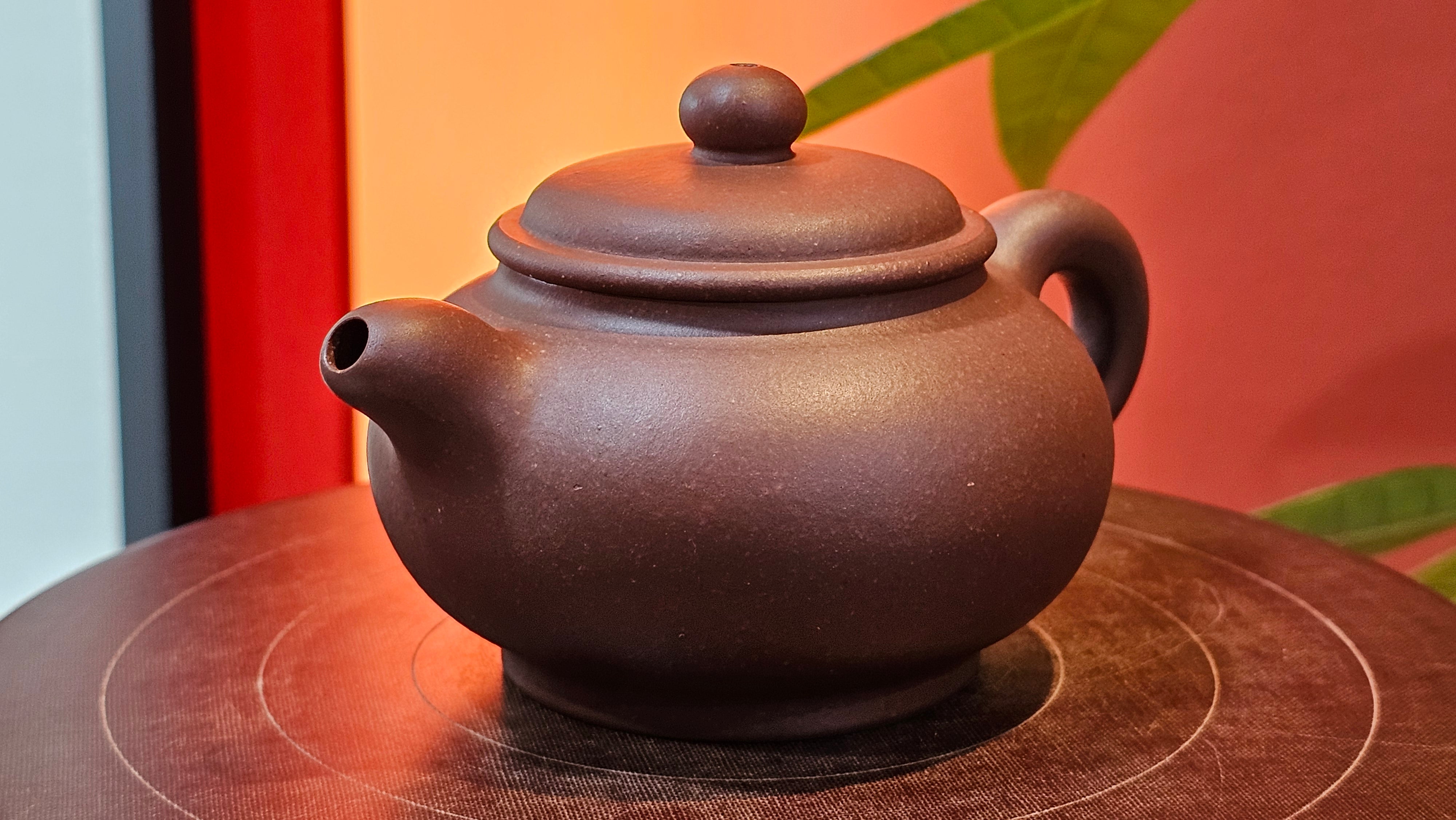 Xuan Zhu Hu 玄珠壶, 142.3ml, Zi Ni 紫泥, by our Craftsman Fan Xiao Zhi 范小智 ~ Congratulations to Ms K.Y.! 2256hrs 3rd Sept 2025! Tamuning, Guam!