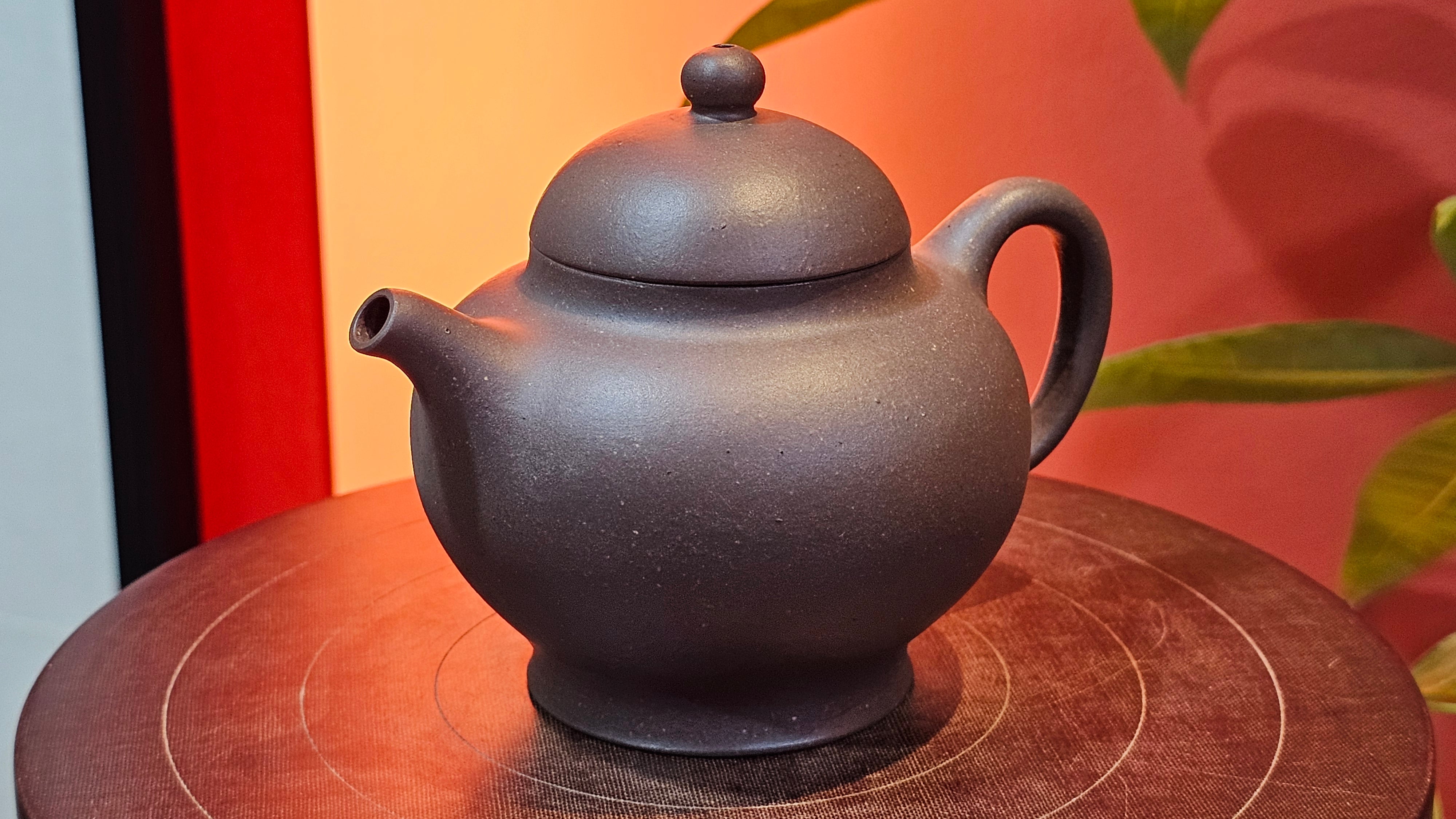 Gao Pan 高番, 140.6ml (very well-weighted bottom, stable!), Tai Xi Zi Ni (Gao Wen) 台西紫泥(高温), by our Craftsman Fan Xiao Zhi 范小智 ~ Congratulations!to Mr J.S.! 1105hrs 2nd September 2025, Chicago! IL.