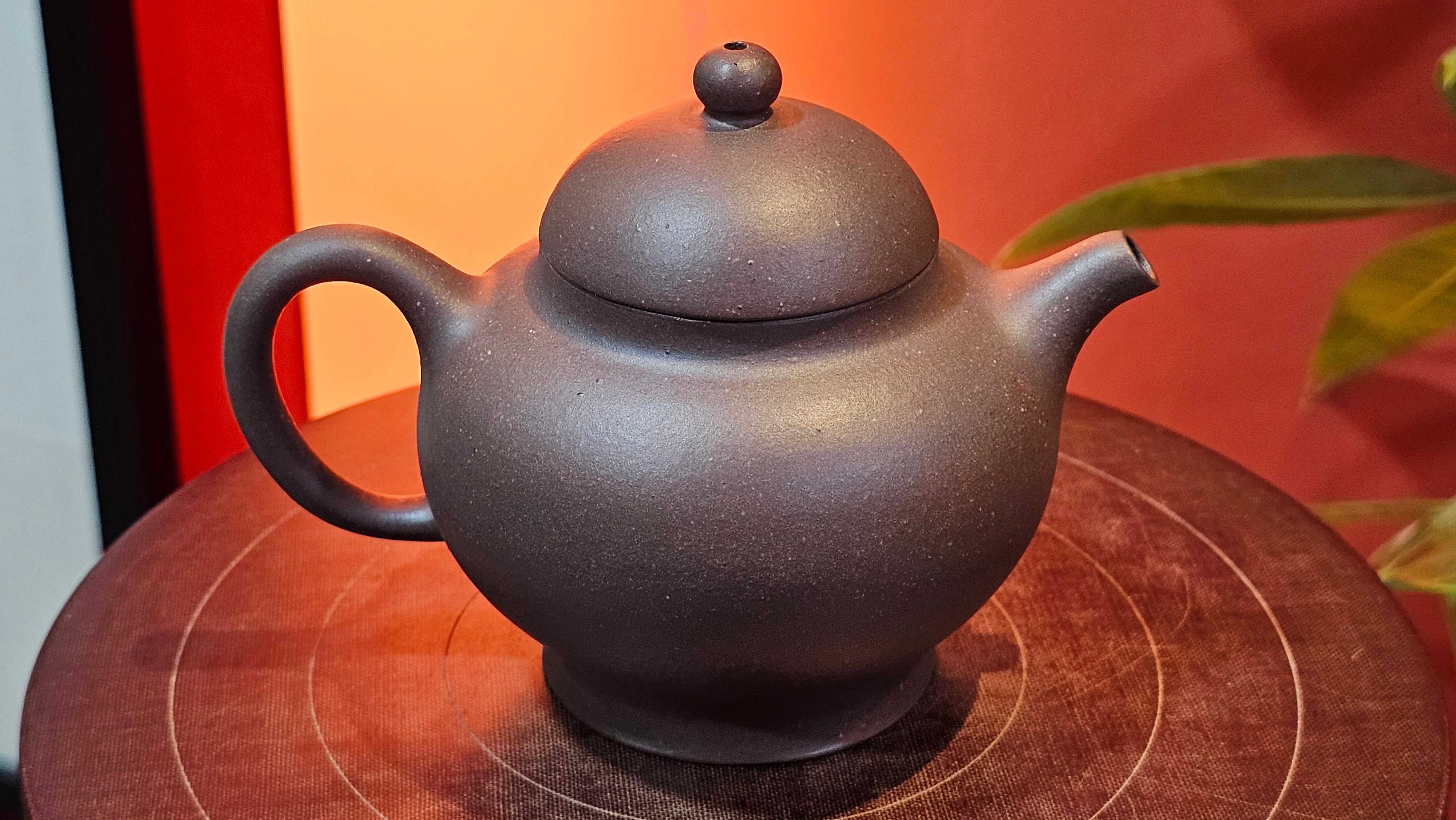 Gao Pan 高番, 140.6ml (very well-weighted bottom, stable!), Tai Xi Zi Ni (Gao Wen) 台西紫泥(高温), by our Craftsman Fan Xiao Zhi 范小智 ~ Congratulations!to Mr J.S.! 1105hrs 2nd September 2025, Chicago! IL.