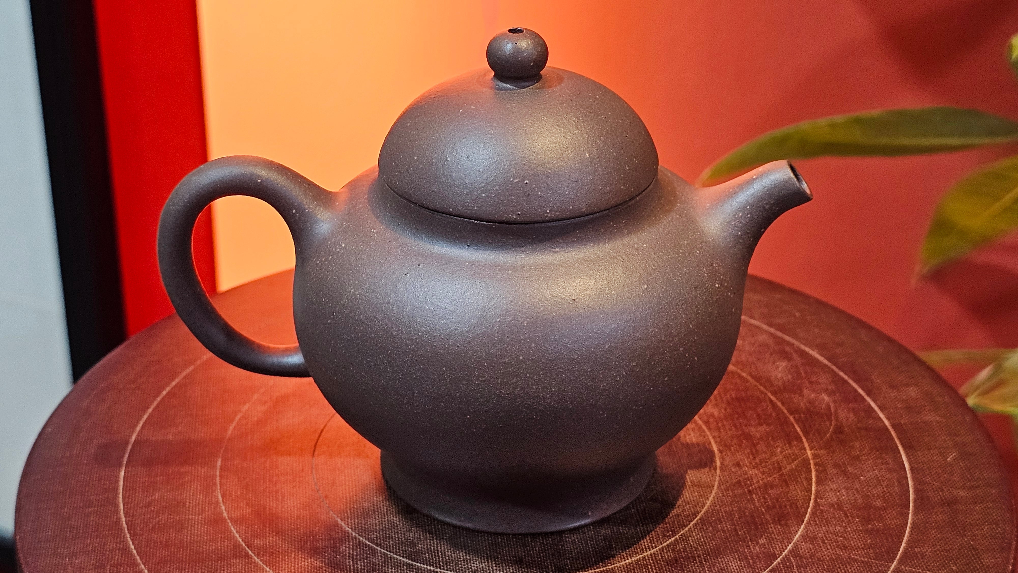 Gao Pan 高番, 140.6ml (very well-weighted bottom, stable!), Tai Xi Zi Ni (Gao Wen) 台西紫泥(高温), by our Craftsman Fan Xiao Zhi 范小智 ~ Congratulations!to Mr J.S.! 1105hrs 2nd September 2025, Chicago! IL.