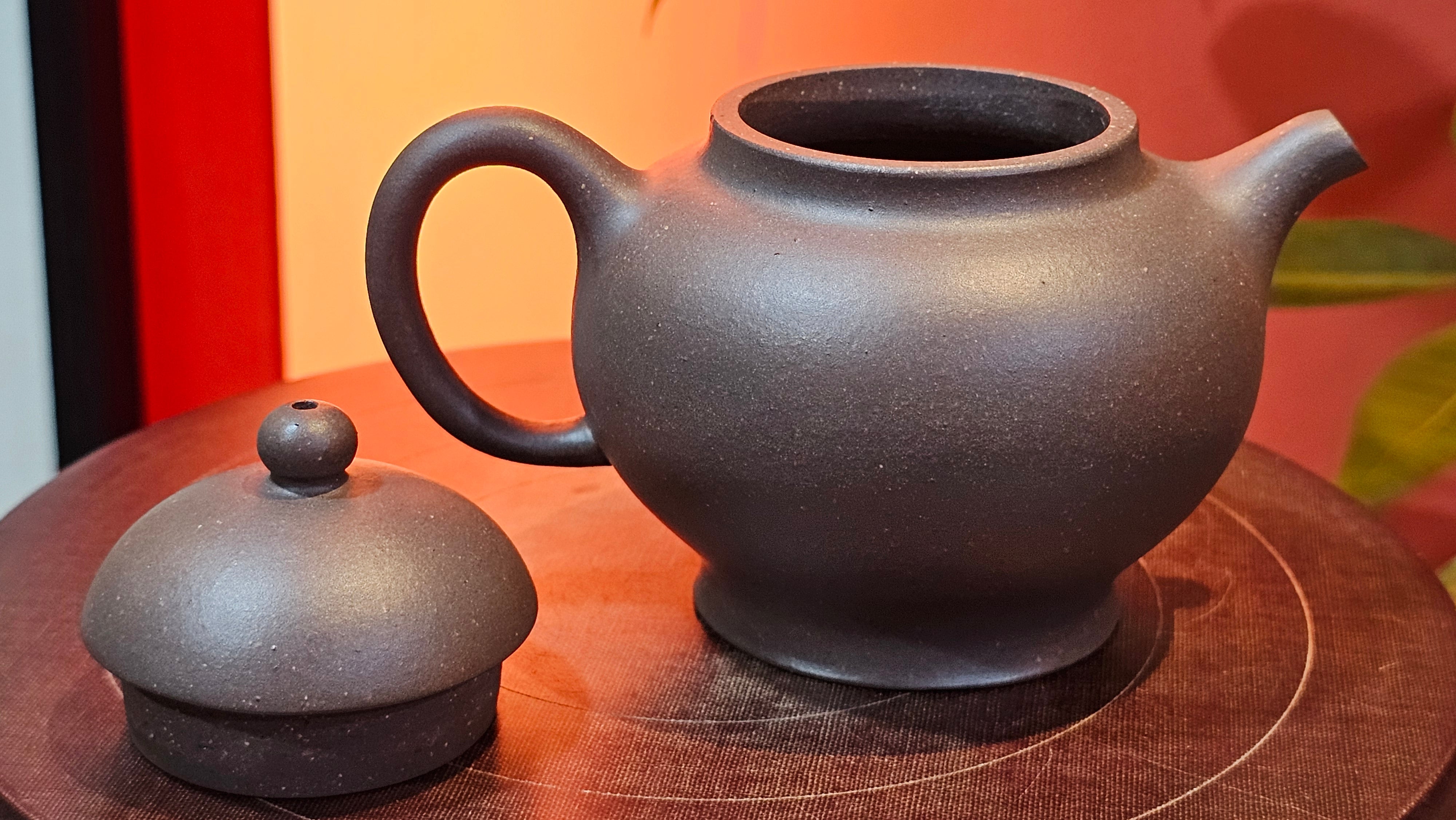 Gao Pan 高番, 140.6ml (very well-weighted bottom, stable!), Tai Xi Zi Ni (Gao Wen) 台西紫泥(高温), by our Craftsman Fan Xiao Zhi 范小智 ~ Congratulations!to Mr J.S.! 1105hrs 2nd September 2025, Chicago! IL.