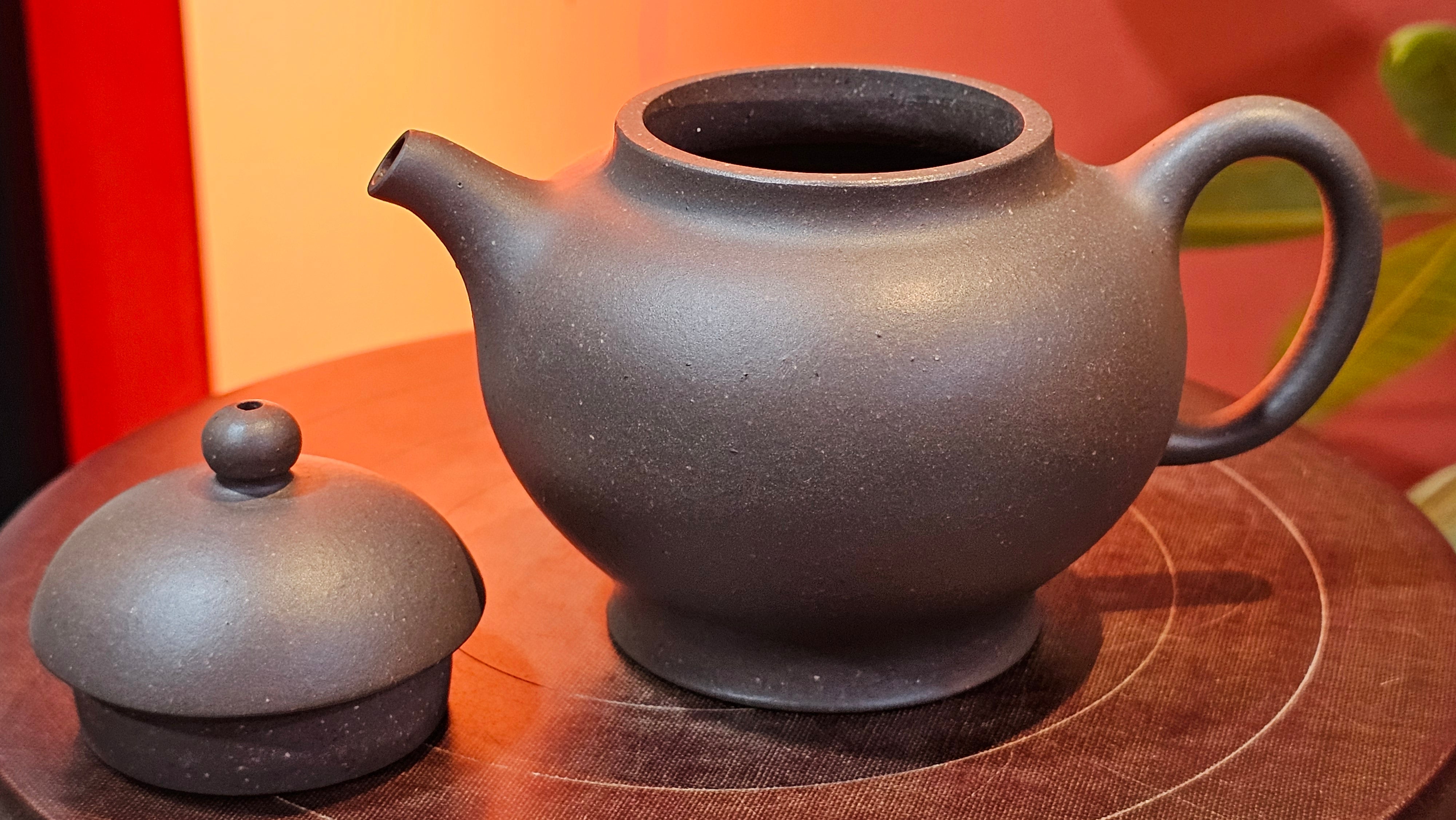 Gao Pan 高番, 140.6ml (very well-weighted bottom, stable!), Tai Xi Zi Ni (Gao Wen) 台西紫泥(高温), by our Craftsman Fan Xiao Zhi 范小智 ~ Congratulations!to Mr J.S.! 1105hrs 2nd September 2025, Chicago! IL.