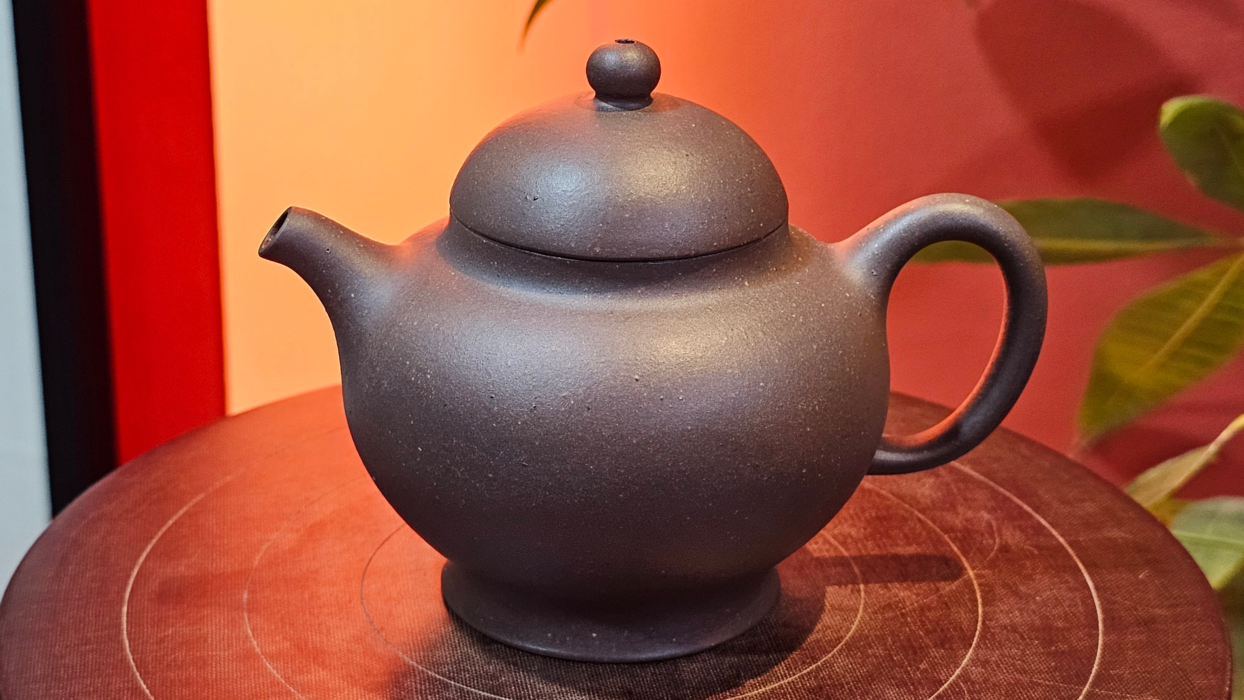 Gao Pan 高番, 140.6ml (very well-weighted bottom, stable!), Tai Xi Zi Ni (Gao Wen) 台西紫泥(高温), by our Craftsman Fan Xiao Zhi 范小智 ~ Congratulations!to Mr J.S.! 1105hrs 2nd September 2025, Chicago! IL.