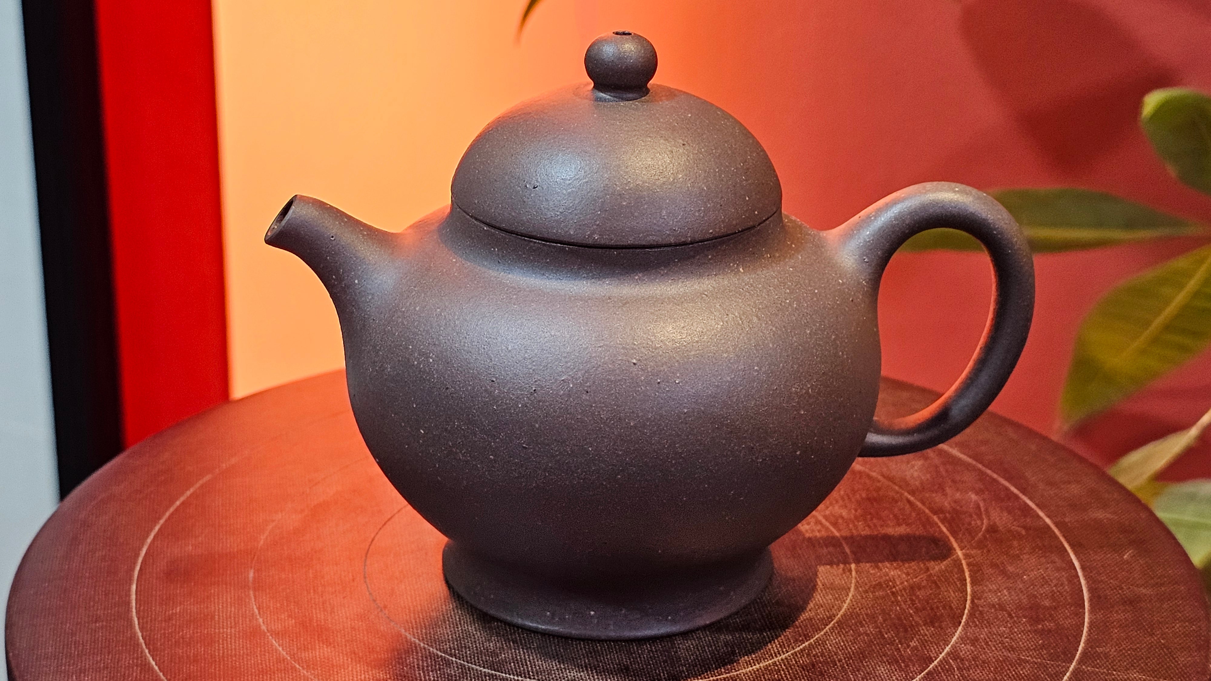 Gao Pan 高番, 140.6ml (very well-weighted bottom, stable!), Tai Xi Zi Ni (Gao Wen) 台西紫泥(高温), by our Craftsman Fan Xiao Zhi 范小智 ~ Congratulations!to Mr J.S.! 1105hrs 2nd September 2025, Chicago! IL.