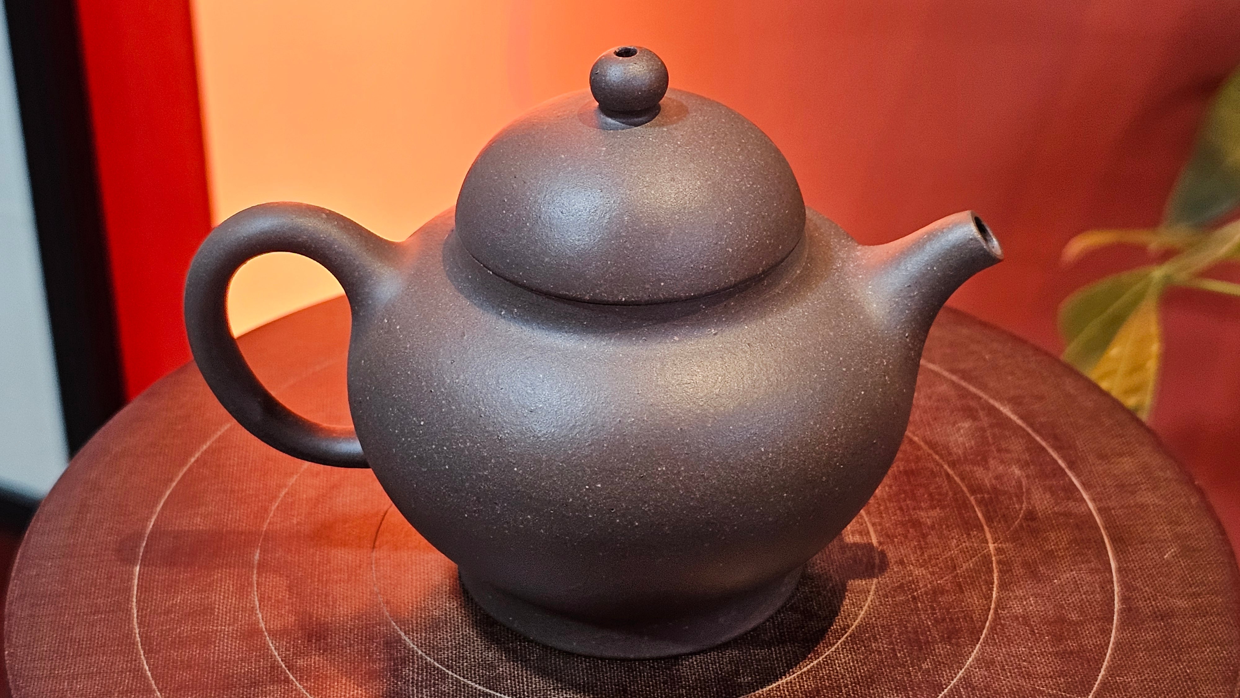 Gao Pan 高番, 134.3ml (very well-weighted bottom, stable!), Tai Xi Zi Ni (Gao Wen) 台西紫泥(高温), by our Craftsman Fan Xiao Zhi 范小智 ~!Congratulations to Mr H.H.! 1738hrs 3rd Sept 2025, Amsterdam, The Netherlands🇳🇱!