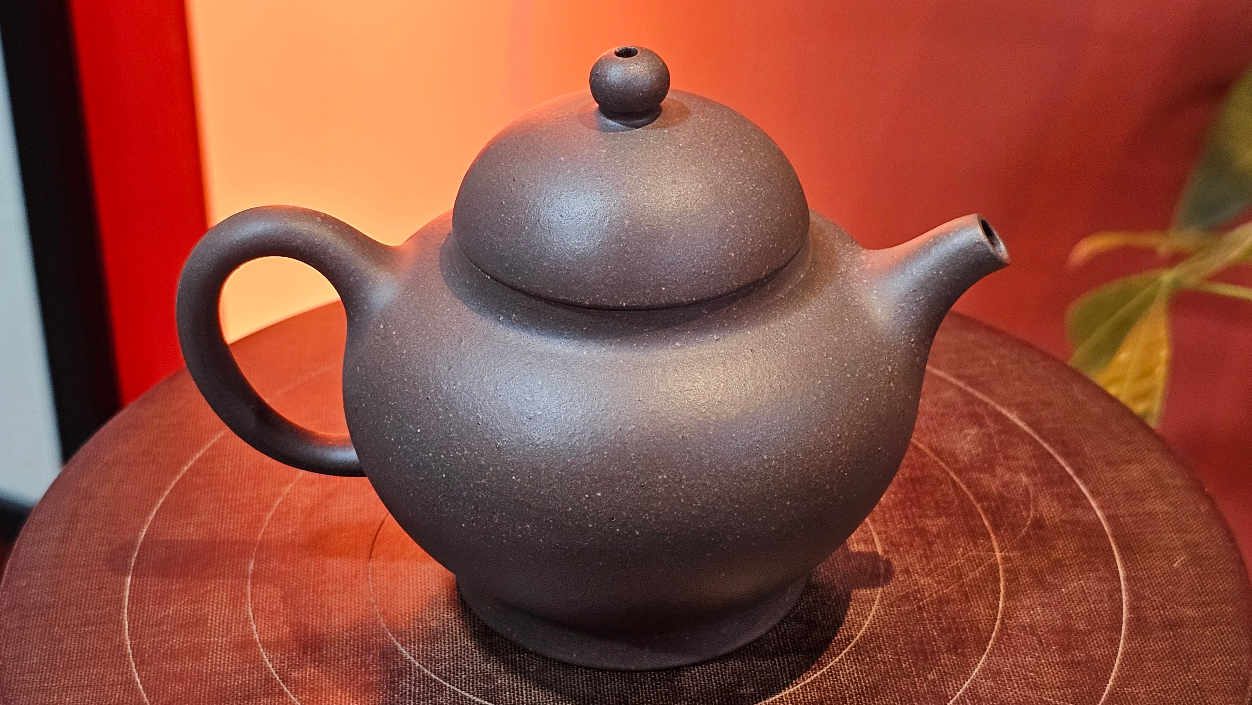 Gao Pan 高番, 134.3ml (very well-weighted bottom, stable!), Tai Xi Zi Ni (Gao Wen) 台西紫泥(高温), by our Craftsman Fan Xiao Zhi 范小智 ~!Congratulations to Mr H.H.! 1738hrs 3rd Sept 2025, Amsterdam, The Netherlands🇳🇱!