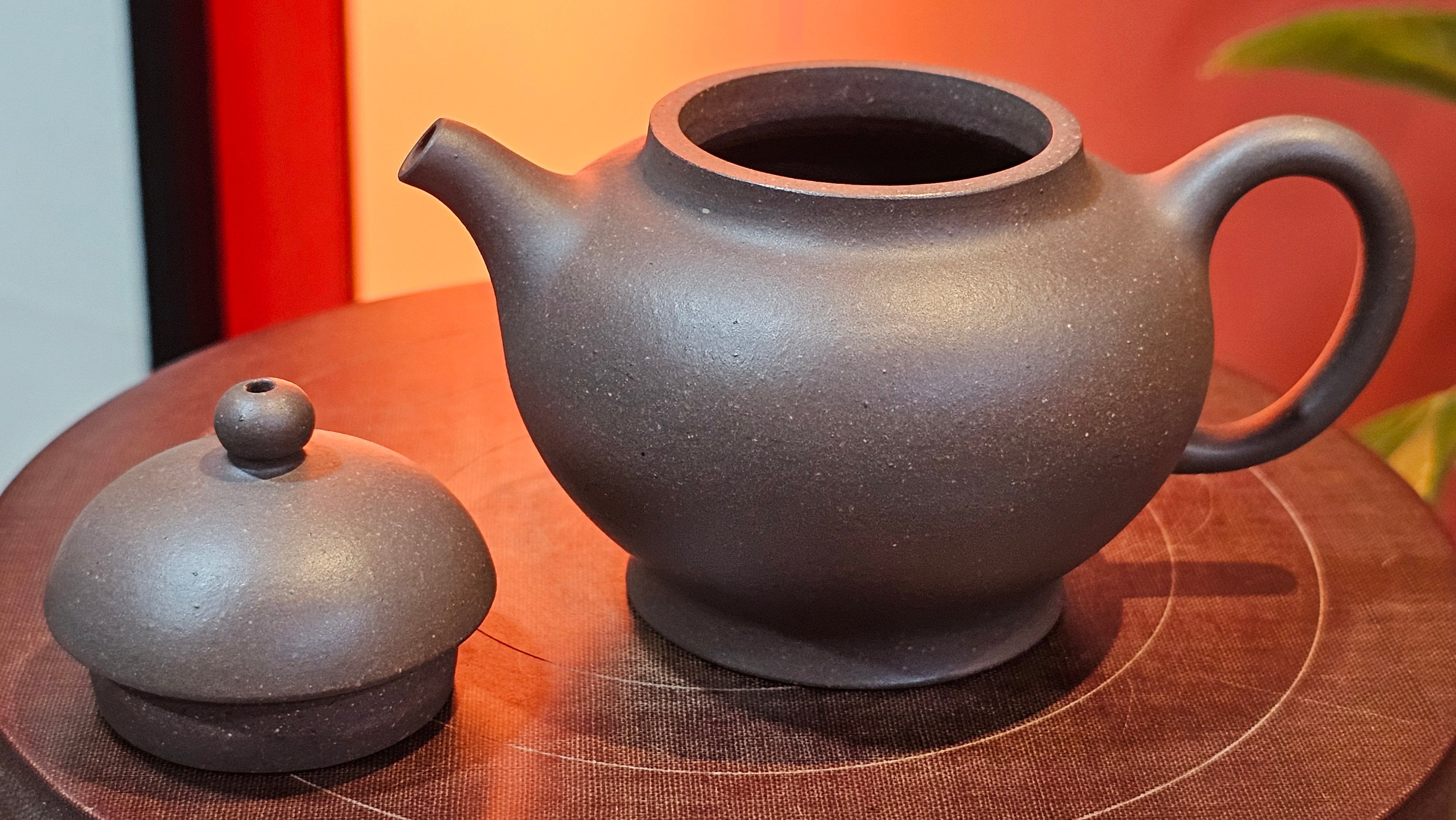 Gao Pan 高番, 134.3ml (very well-weighted bottom, stable!), Tai Xi Zi Ni (Gao Wen) 台西紫泥(高温), by our Craftsman Fan Xiao Zhi 范小智 ~!Congratulations to Mr H.H.! 1738hrs 3rd Sept 2025, Amsterdam, The Netherlands🇳🇱!