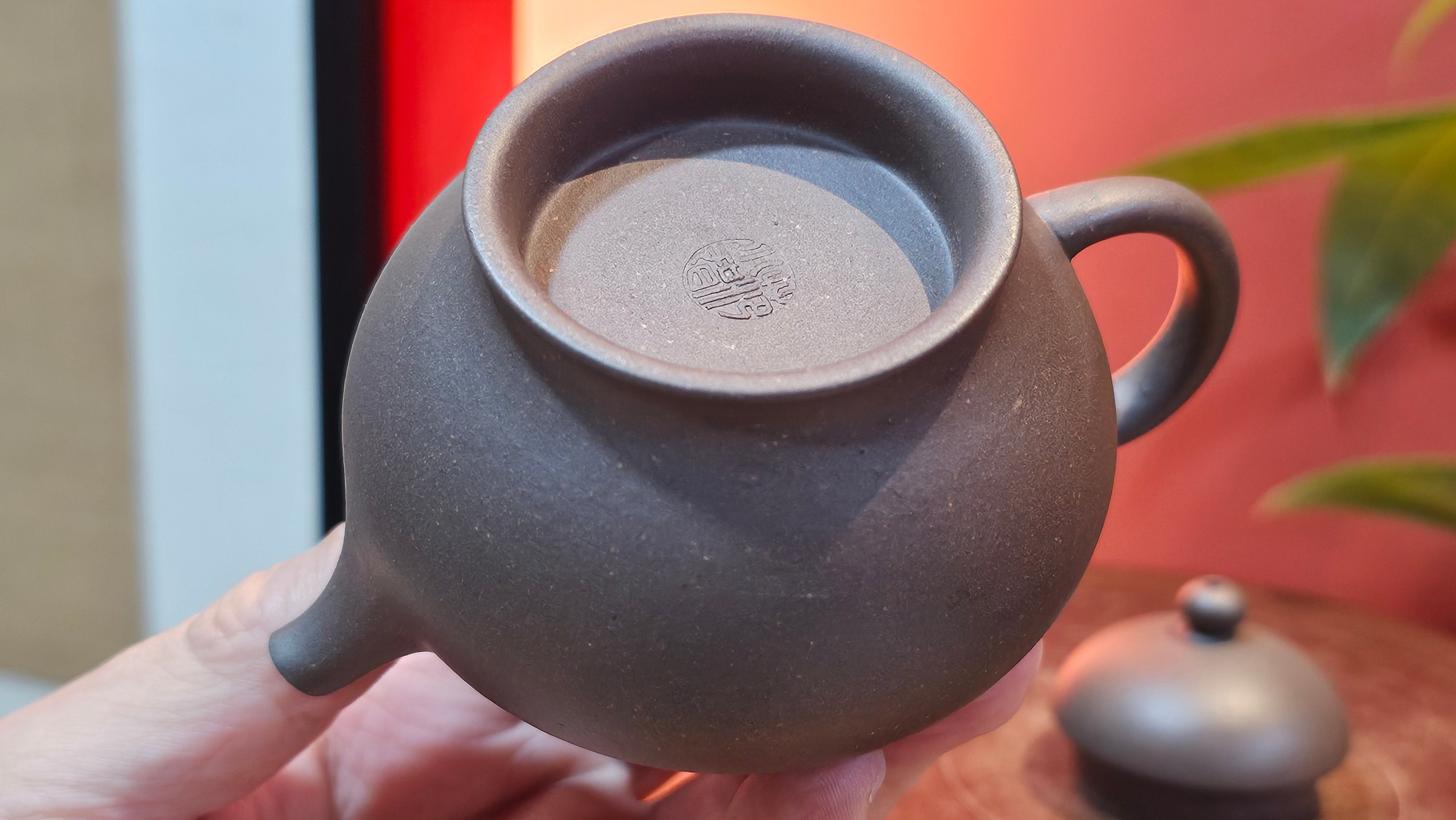 Gao Pan 高番, 134.3ml (very well-weighted bottom, stable!), Tai Xi Zi Ni (Gao Wen) 台西紫泥(高温), by our Craftsman Fan Xiao Zhi 范小智 ~!Congratulations to Mr H.H.! 1738hrs 3rd Sept 2025, Amsterdam, The Netherlands🇳🇱!