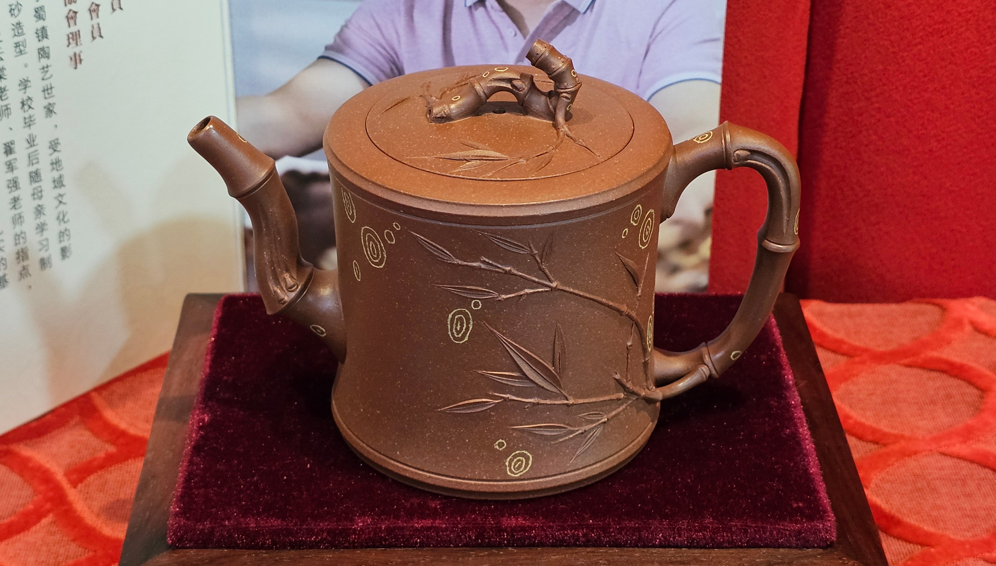 《湘妃竹段》"Xiang Fei Zhu Duan", 238.3ml, Di Cao Qing Zi Ni with Duan Ni Clay embellishments for the characteristic "Xiang Fei Bamboo" Patterns, by L4 Assoc Master Yu Chun Lei 俞春雷 ~!Congratulations to Ms S.M.! 1558hrs 4th Sept 2025, Velden! The Netherlands🇳🇱.