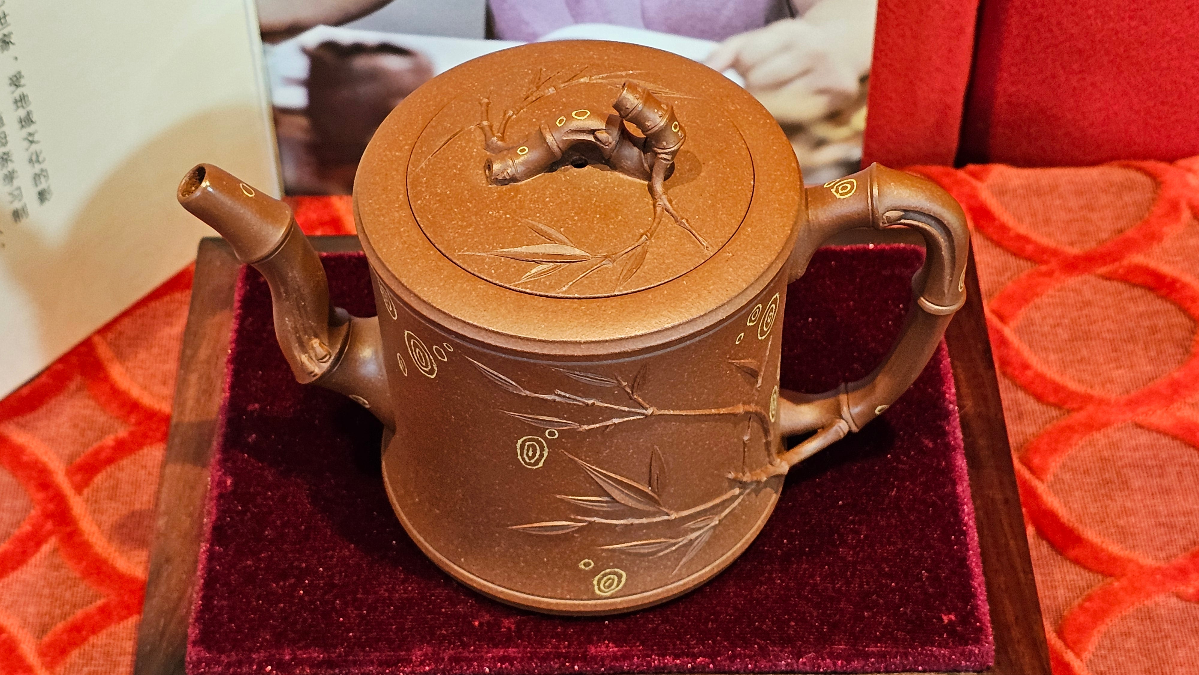 《湘妃竹段》"Xiang Fei Zhu Duan", 238.3ml, Di Cao Qing Zi Ni with Duan Ni Clay embellishments for the characteristic "Xiang Fei Bamboo" Patterns, by L4 Assoc Master Yu Chun Lei 俞春雷 ~!Congratulations to Ms S.M.! 1558hrs 4th Sept 2025, Velden! The Netherlands🇳🇱.