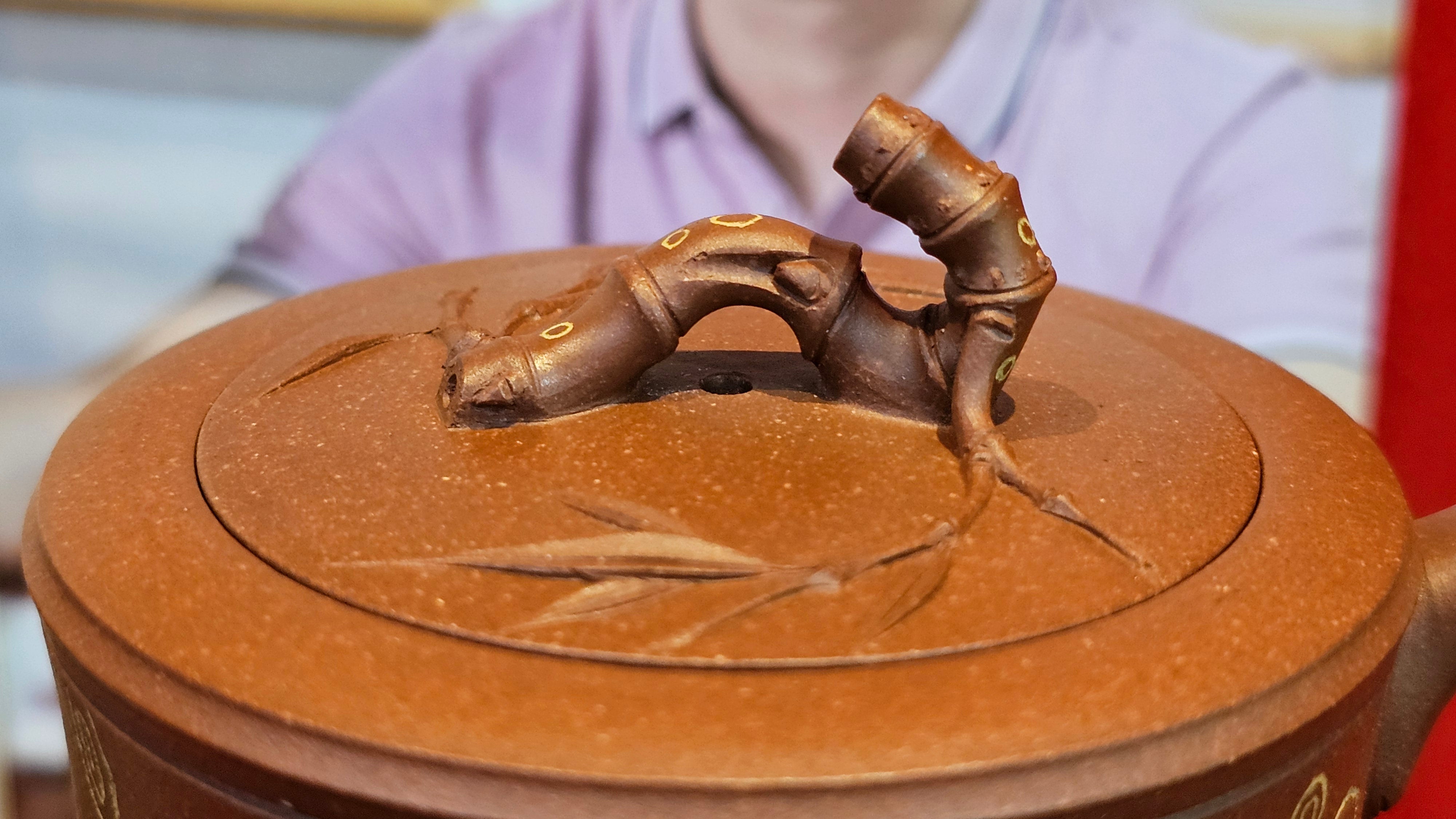 《湘妃竹段》"Xiang Fei Zhu Duan", 238.3ml, Di Cao Qing Zi Ni with Duan Ni Clay embellishments for the characteristic "Xiang Fei Bamboo" Patterns, by L4 Assoc Master Yu Chun Lei 俞春雷 ~!Congratulations to Ms S.M.! 1558hrs 4th Sept 2025, Velden! The Netherlands🇳🇱.