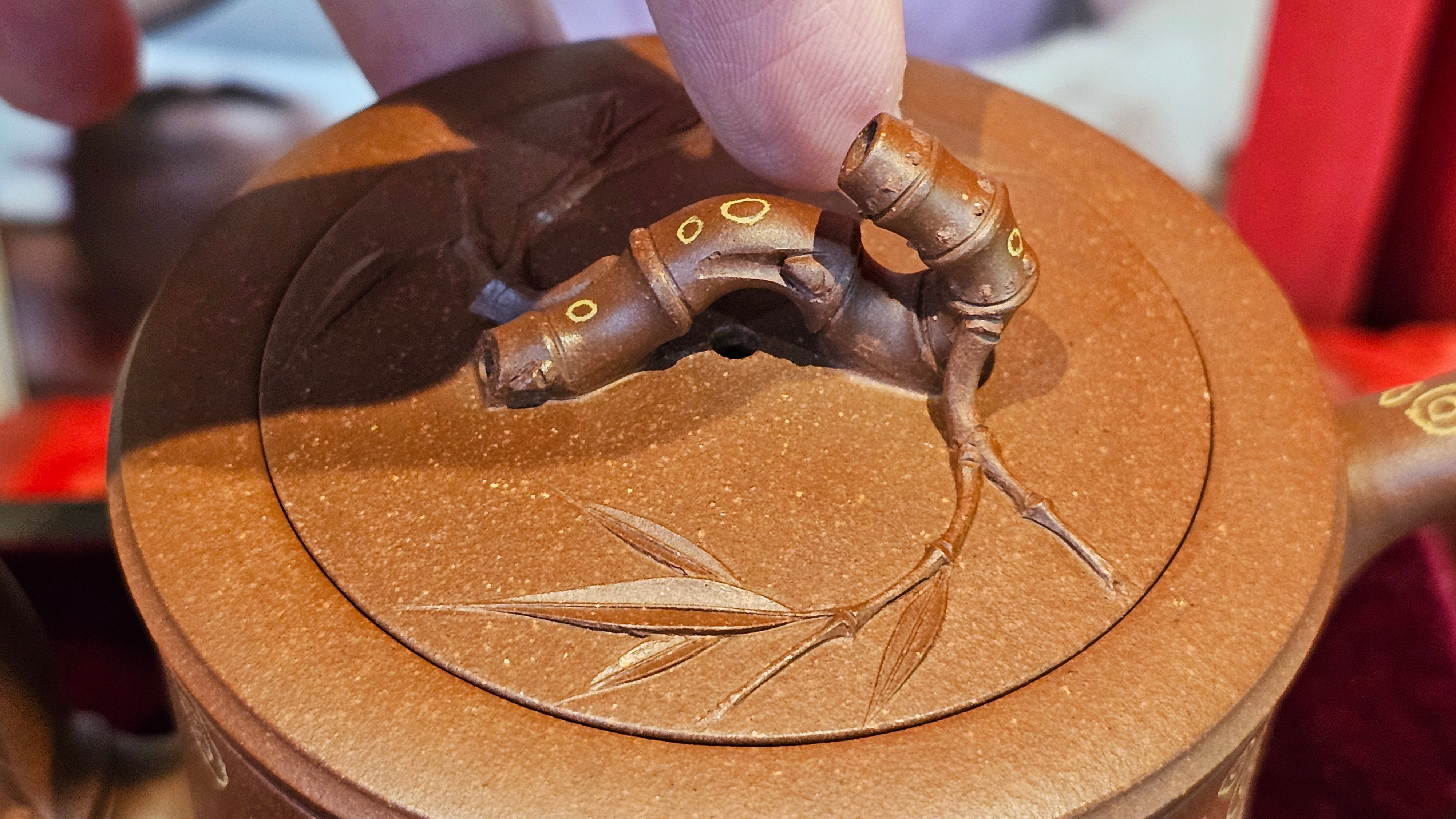 《湘妃竹段》"Xiang Fei Zhu Duan", 238.3ml, Di Cao Qing Zi Ni with Duan Ni Clay embellishments for the characteristic "Xiang Fei Bamboo" Patterns, by L4 Assoc Master Yu Chun Lei 俞春雷 ~!Congratulations to Ms S.M.! 1558hrs 4th Sept 2025, Velden! The Netherlands🇳🇱.