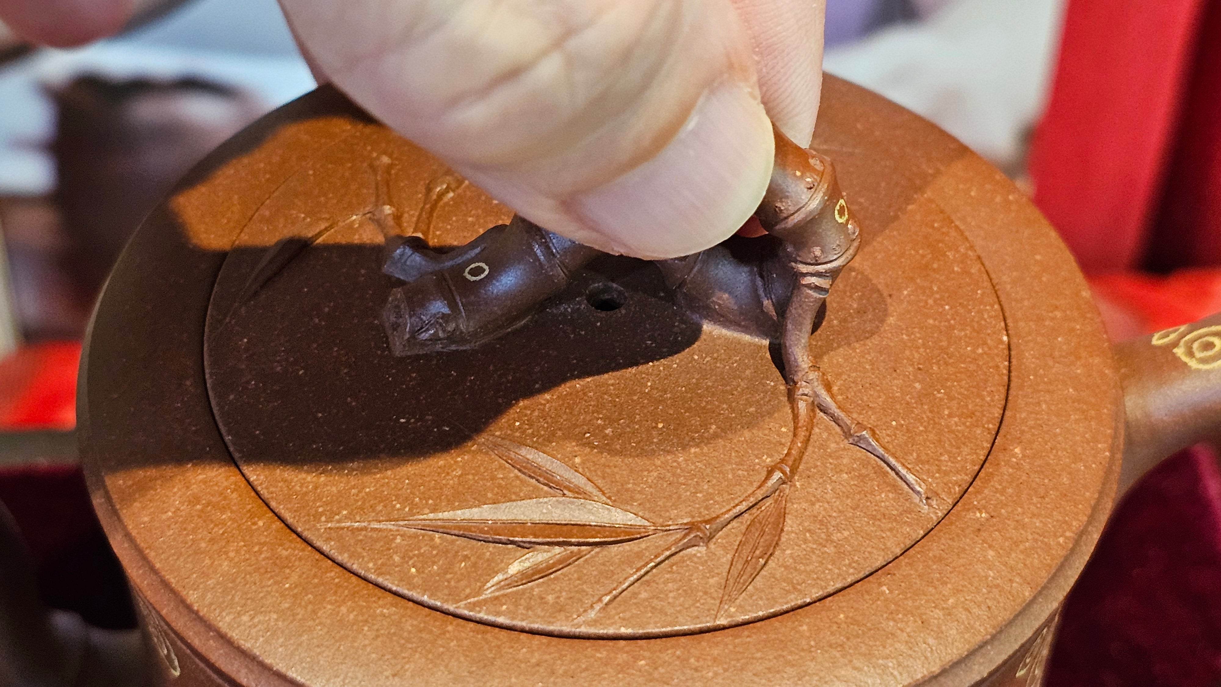 《湘妃竹段》"Xiang Fei Zhu Duan", 238.3ml, Di Cao Qing Zi Ni with Duan Ni Clay embellishments for the characteristic "Xiang Fei Bamboo" Patterns, by L4 Assoc Master Yu Chun Lei 俞春雷 ~!Congratulations to Ms S.M.! 1558hrs 4th Sept 2025, Velden! The Netherlands🇳🇱.