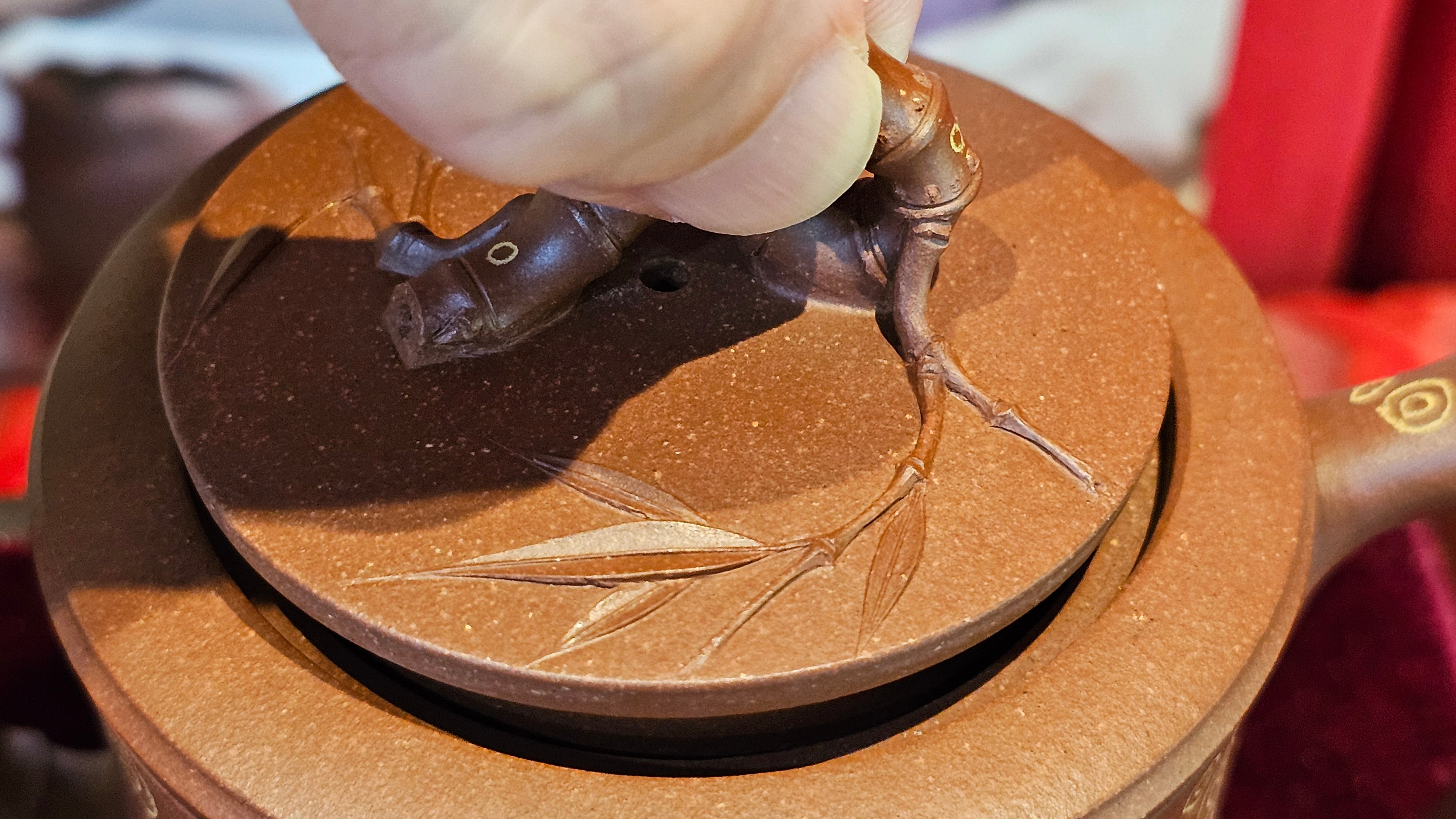 《湘妃竹段》"Xiang Fei Zhu Duan", 238.3ml, Di Cao Qing Zi Ni with Duan Ni Clay embellishments for the characteristic "Xiang Fei Bamboo" Patterns, by L4 Assoc Master Yu Chun Lei 俞春雷 ~!Congratulations to Ms S.M.! 1558hrs 4th Sept 2025, Velden! The Netherlands🇳🇱.