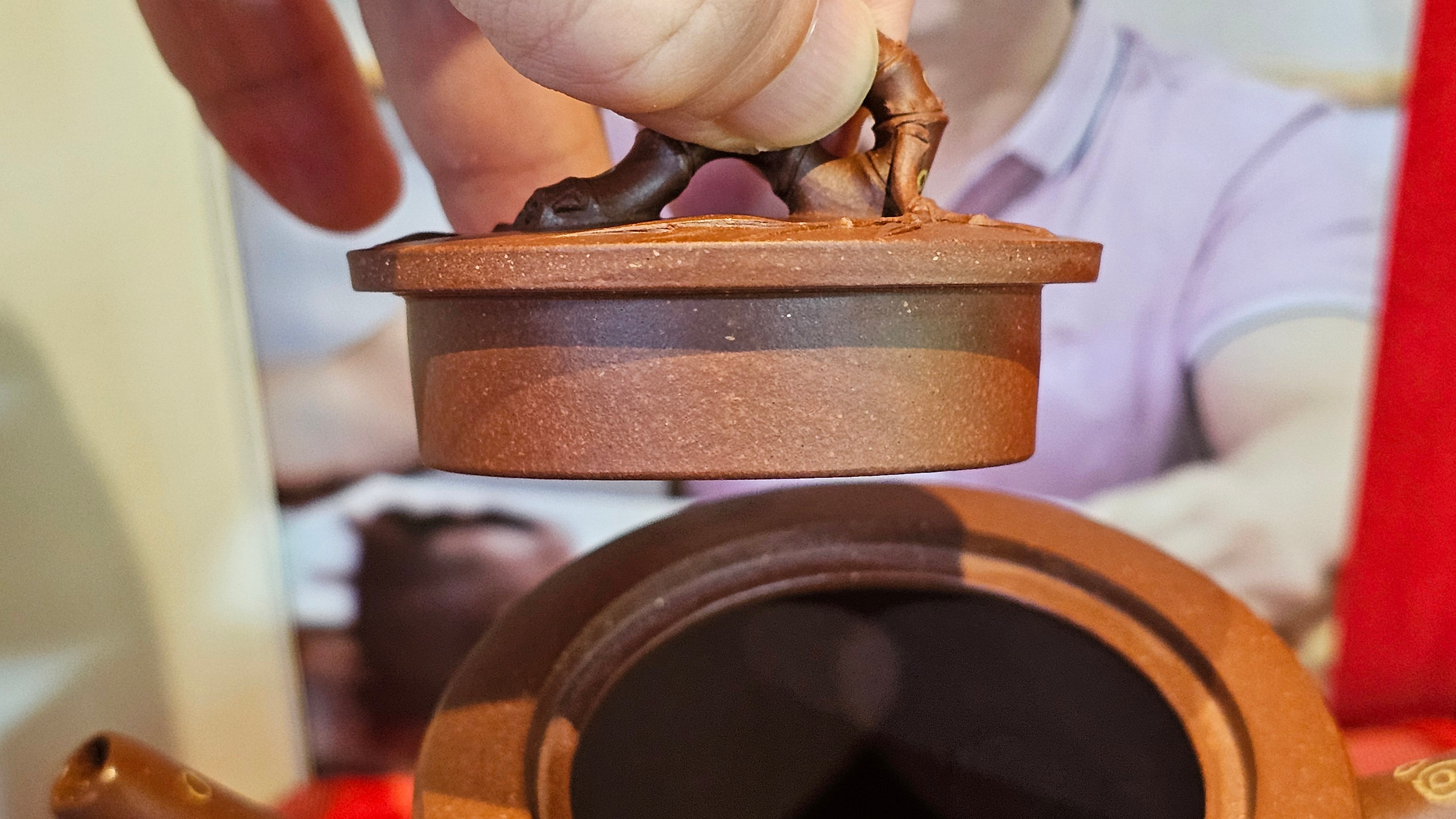 《湘妃竹段》"Xiang Fei Zhu Duan", 238.3ml, Di Cao Qing Zi Ni with Duan Ni Clay embellishments for the characteristic "Xiang Fei Bamboo" Patterns, by L4 Assoc Master Yu Chun Lei 俞春雷 ~!Congratulations to Ms S.M.! 1558hrs 4th Sept 2025, Velden! The Netherlands🇳🇱.