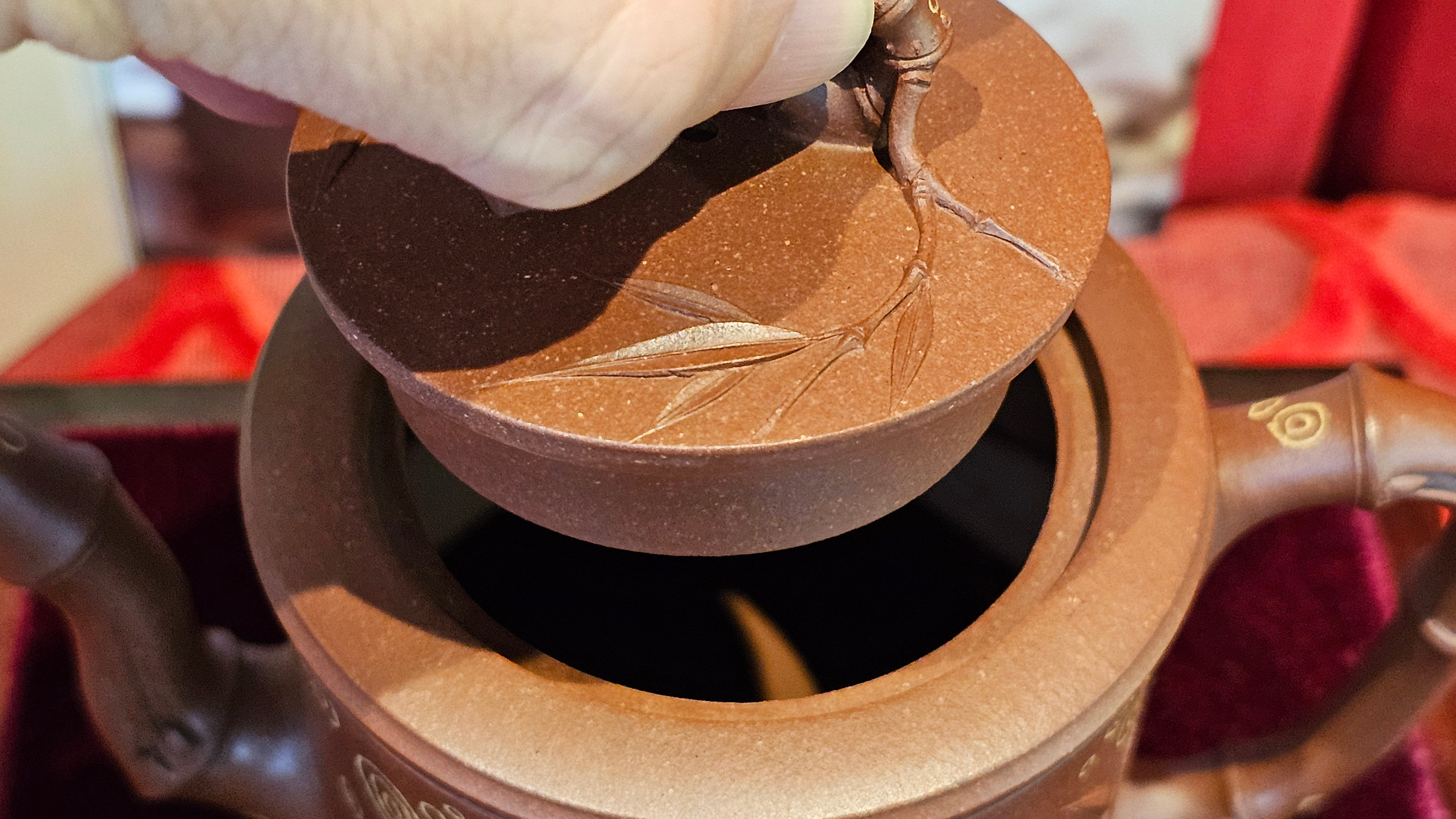 《湘妃竹段》"Xiang Fei Zhu Duan", 238.3ml, Di Cao Qing Zi Ni with Duan Ni Clay embellishments for the characteristic "Xiang Fei Bamboo" Patterns, by L4 Assoc Master Yu Chun Lei 俞春雷 ~!Congratulations to Ms S.M.! 1558hrs 4th Sept 2025, Velden! The Netherlands🇳🇱.