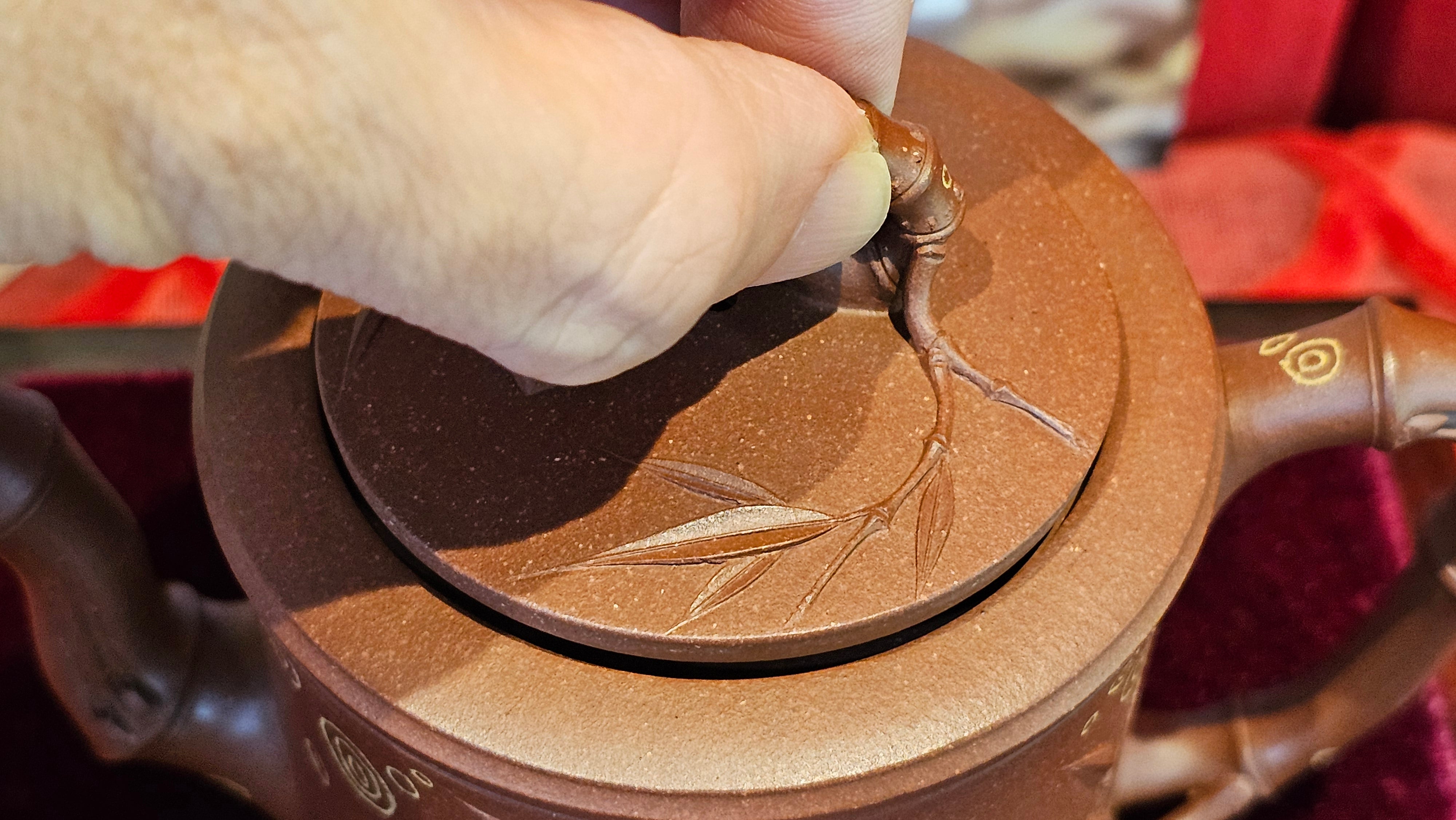 《湘妃竹段》"Xiang Fei Zhu Duan", 238.3ml, Di Cao Qing Zi Ni with Duan Ni Clay embellishments for the characteristic "Xiang Fei Bamboo" Patterns, by L4 Assoc Master Yu Chun Lei 俞春雷 ~!Congratulations to Ms S.M.! 1558hrs 4th Sept 2025, Velden! The Netherlands🇳🇱.