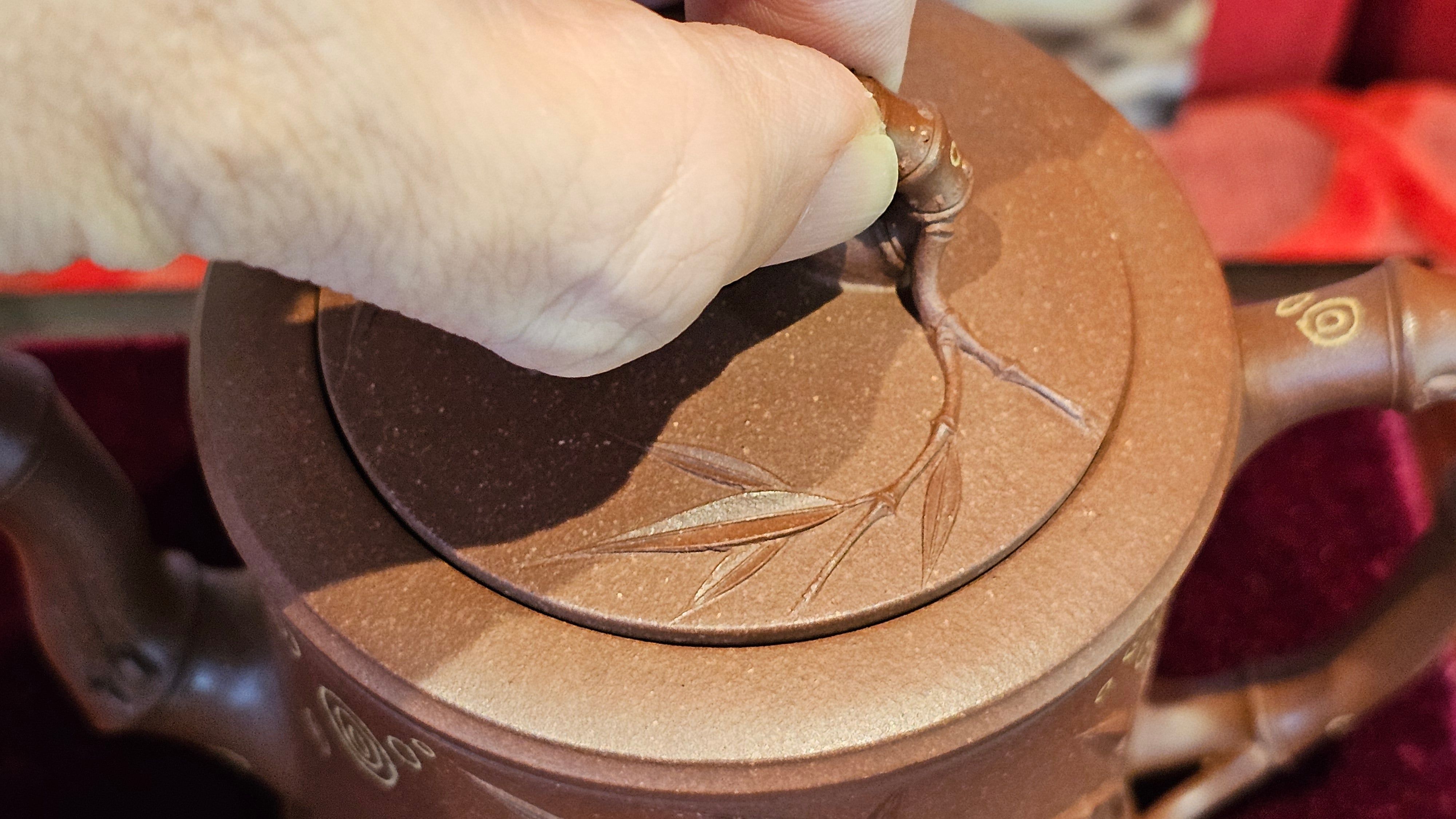 《湘妃竹段》"Xiang Fei Zhu Duan", 238.3ml, Di Cao Qing Zi Ni with Duan Ni Clay embellishments for the characteristic "Xiang Fei Bamboo" Patterns, by L4 Assoc Master Yu Chun Lei 俞春雷 ~!Congratulations to Ms S.M.! 1558hrs 4th Sept 2025, Velden! The Netherlands🇳🇱.