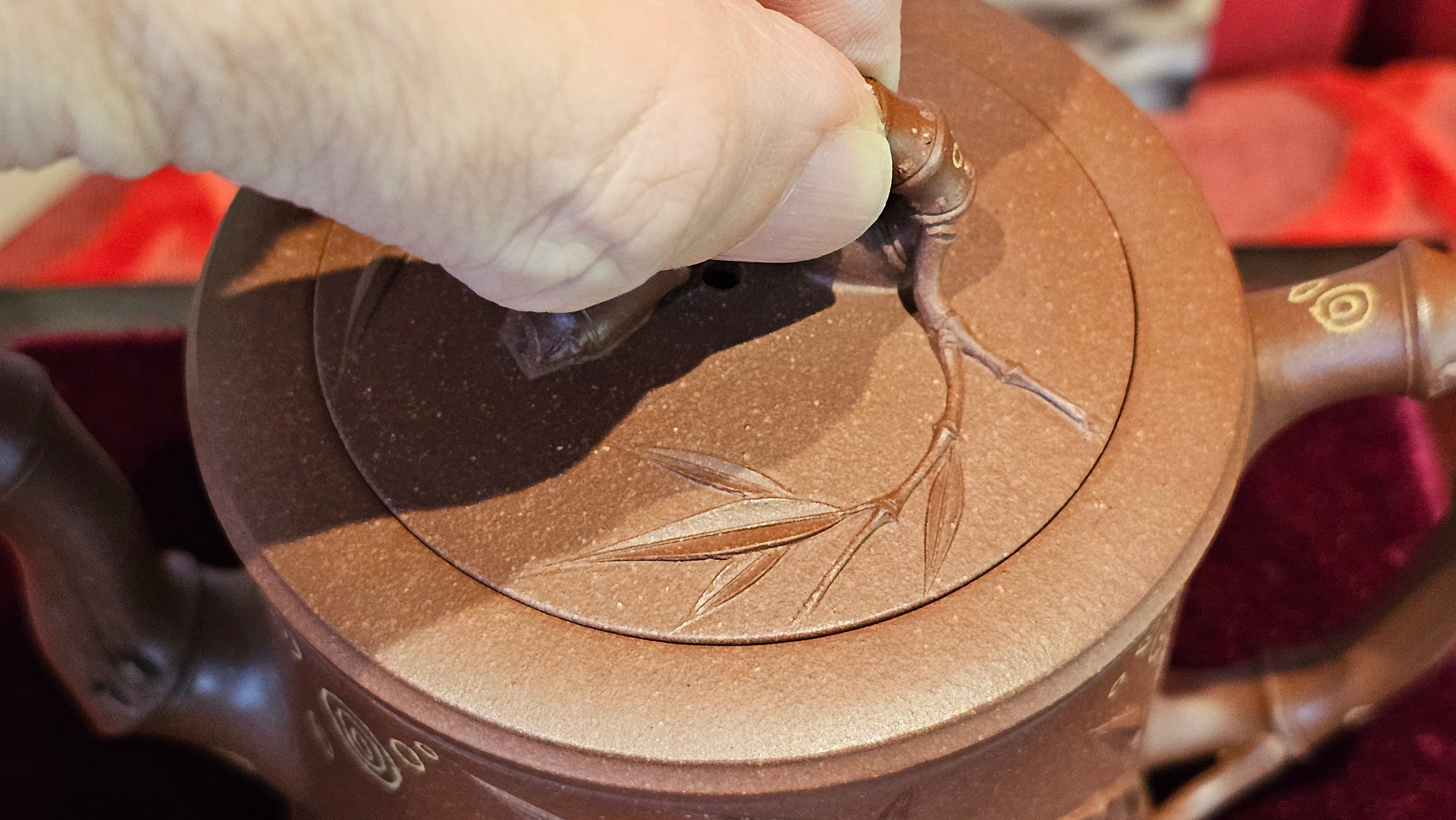 《湘妃竹段》"Xiang Fei Zhu Duan", 238.3ml, Di Cao Qing Zi Ni with Duan Ni Clay embellishments for the characteristic "Xiang Fei Bamboo" Patterns, by L4 Assoc Master Yu Chun Lei 俞春雷 ~!Congratulations to Ms S.M.! 1558hrs 4th Sept 2025, Velden! The Netherlands🇳🇱.