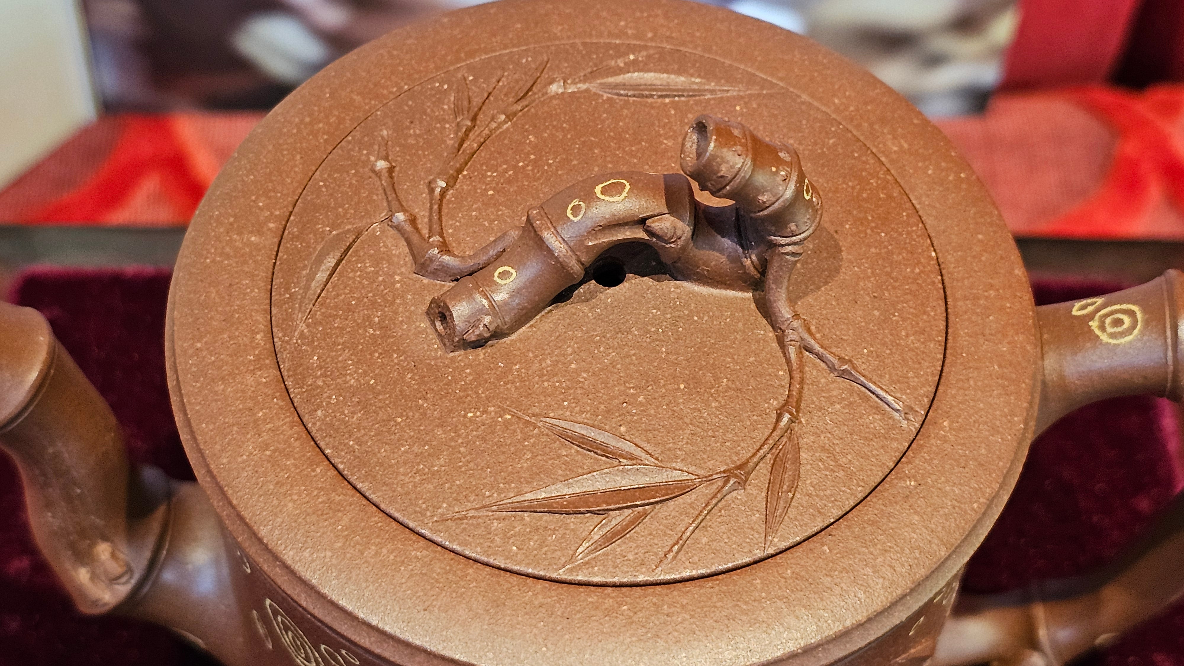 《湘妃竹段》"Xiang Fei Zhu Duan", 238.3ml, Di Cao Qing Zi Ni with Duan Ni Clay embellishments for the characteristic "Xiang Fei Bamboo" Patterns, by L4 Assoc Master Yu Chun Lei 俞春雷 ~!Congratulations to Ms S.M.! 1558hrs 4th Sept 2025, Velden! The Netherlands🇳🇱.