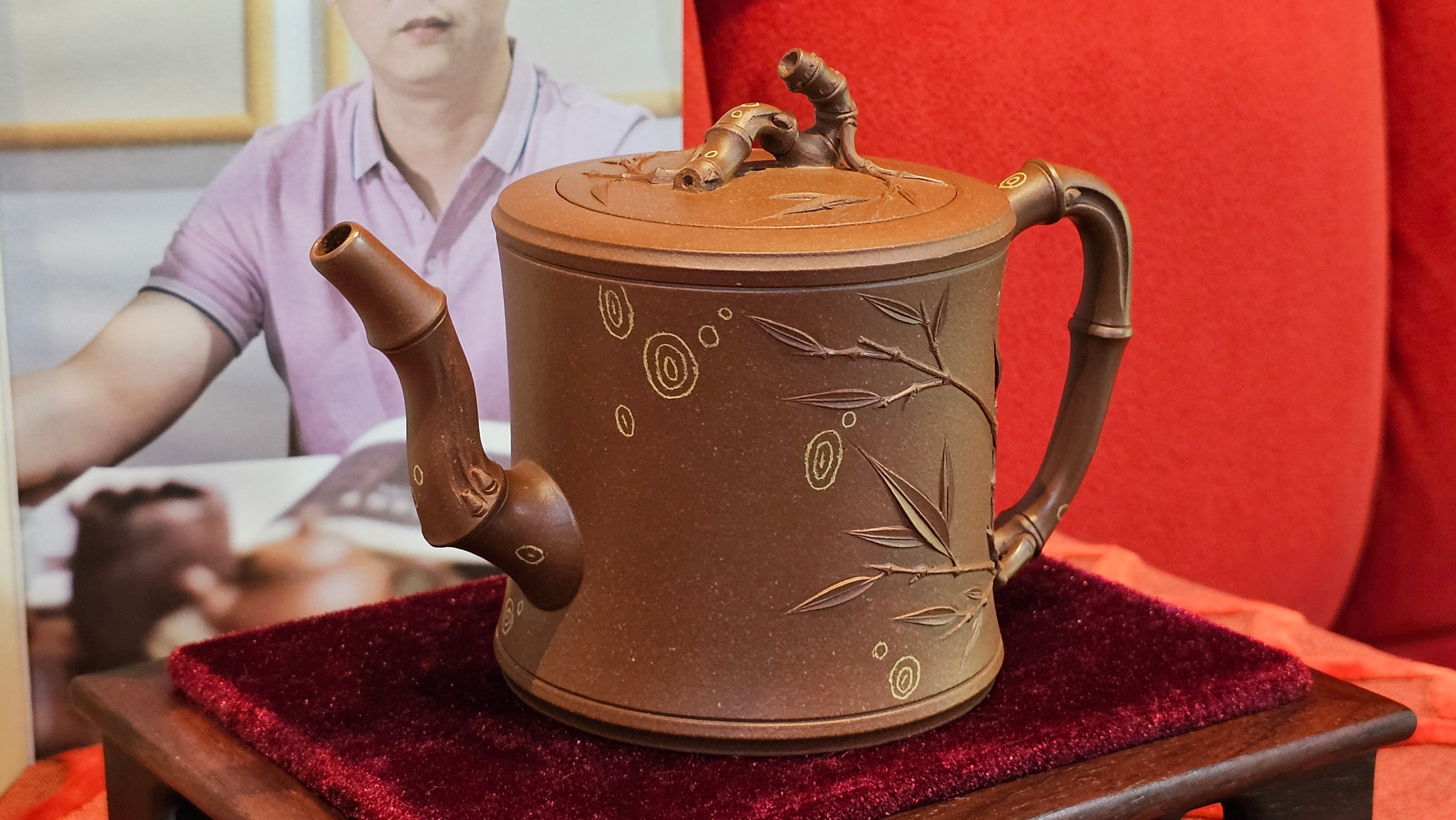 《湘妃竹段》"Xiang Fei Zhu Duan", 238.3ml, Di Cao Qing Zi Ni with Duan Ni Clay embellishments for the characteristic "Xiang Fei Bamboo" Patterns, by L4 Assoc Master Yu Chun Lei 俞春雷 ~!Congratulations to Ms S.M.! 1558hrs 4th Sept 2025, Velden! The Netherlands🇳🇱.