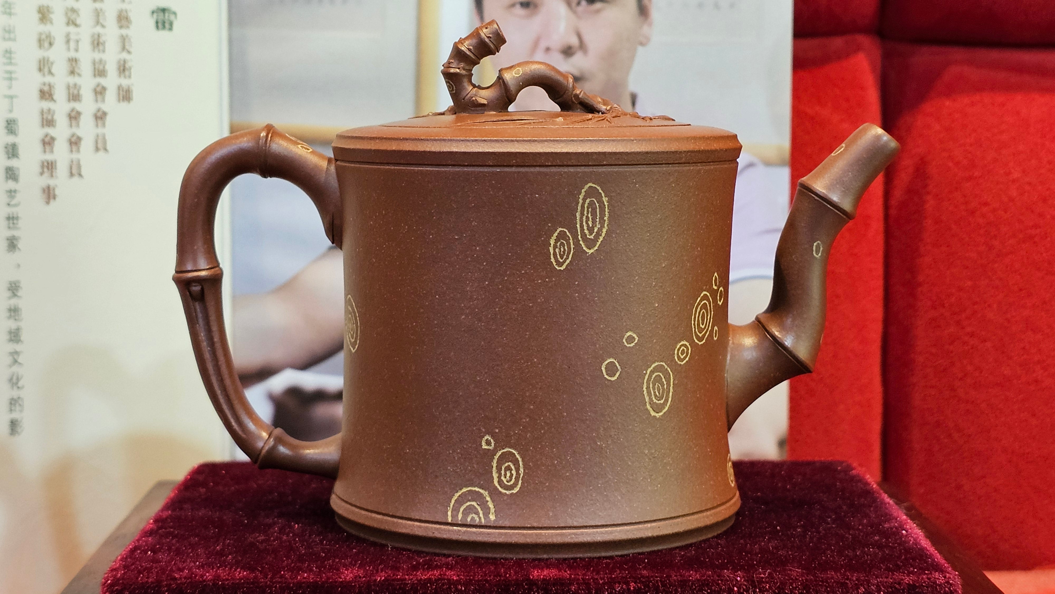 《湘妃竹段》"Xiang Fei Zhu Duan", 238.3ml, Di Cao Qing Zi Ni with Duan Ni Clay embellishments for the characteristic "Xiang Fei Bamboo" Patterns, by L4 Assoc Master Yu Chun Lei 俞春雷 ~!Congratulations to Ms S.M.! 1558hrs 4th Sept 2025, Velden! The Netherlands🇳🇱.