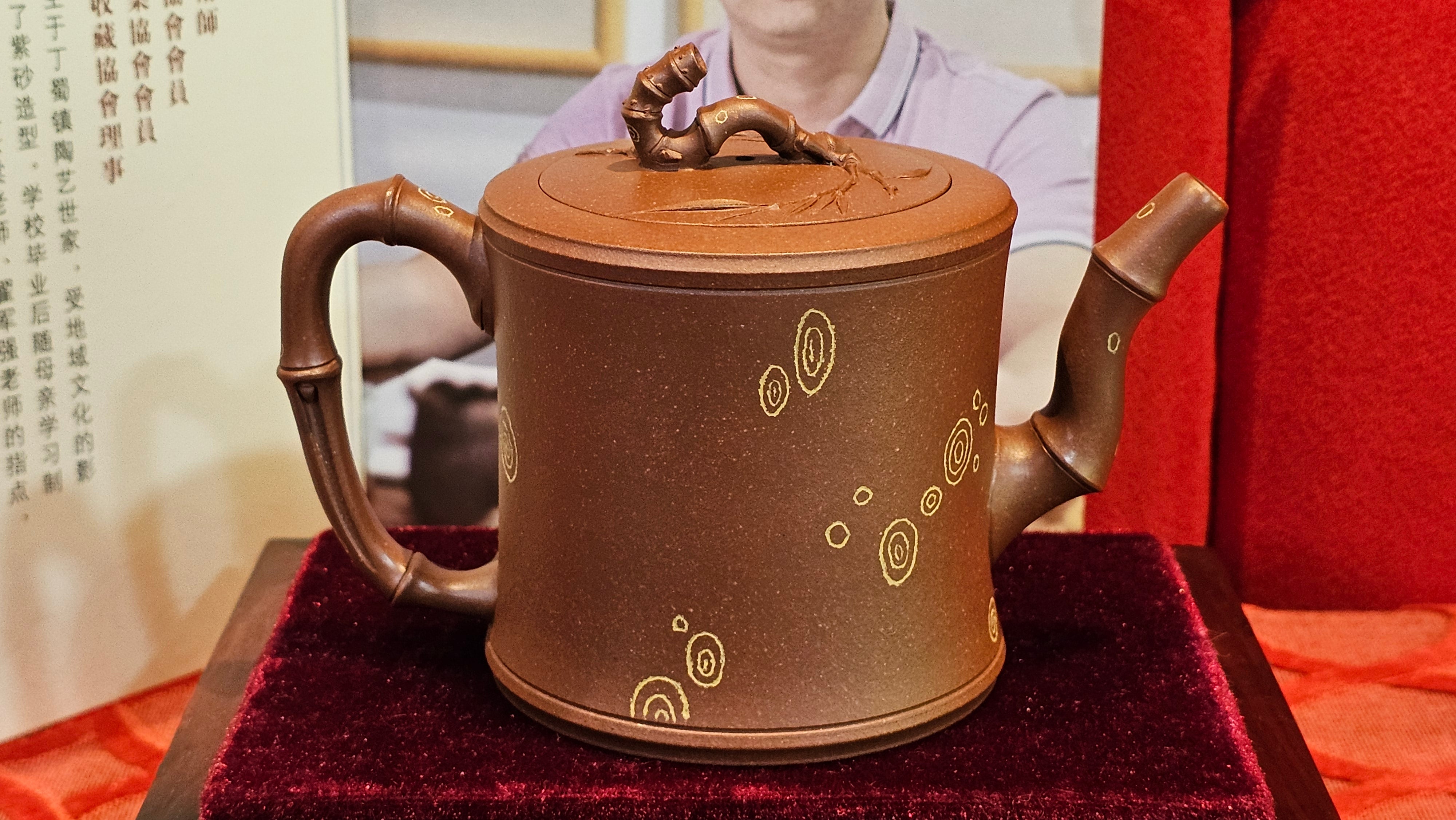 《湘妃竹段》"Xiang Fei Zhu Duan", 238.3ml, Di Cao Qing Zi Ni with Duan Ni Clay embellishments for the characteristic "Xiang Fei Bamboo" Patterns, by L4 Assoc Master Yu Chun Lei 俞春雷 ~!Congratulations to Ms S.M.! 1558hrs 4th Sept 2025, Velden! The Netherlands🇳🇱.