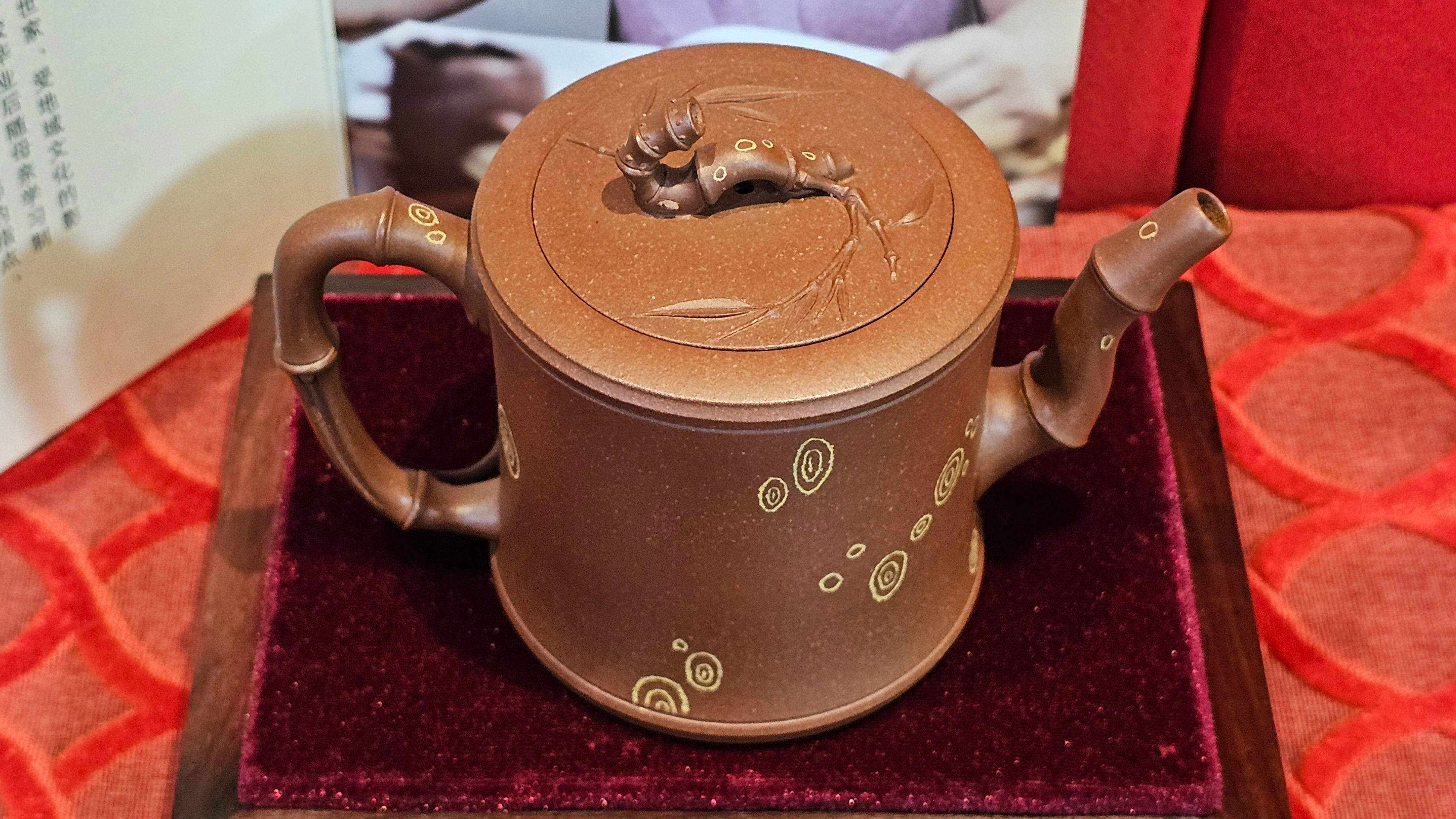 《湘妃竹段》"Xiang Fei Zhu Duan", 238.3ml, Di Cao Qing Zi Ni with Duan Ni Clay embellishments for the characteristic "Xiang Fei Bamboo" Patterns, by L4 Assoc Master Yu Chun Lei 俞春雷 ~!Congratulations to Ms S.M.! 1558hrs 4th Sept 2025, Velden! The Netherlands🇳🇱.