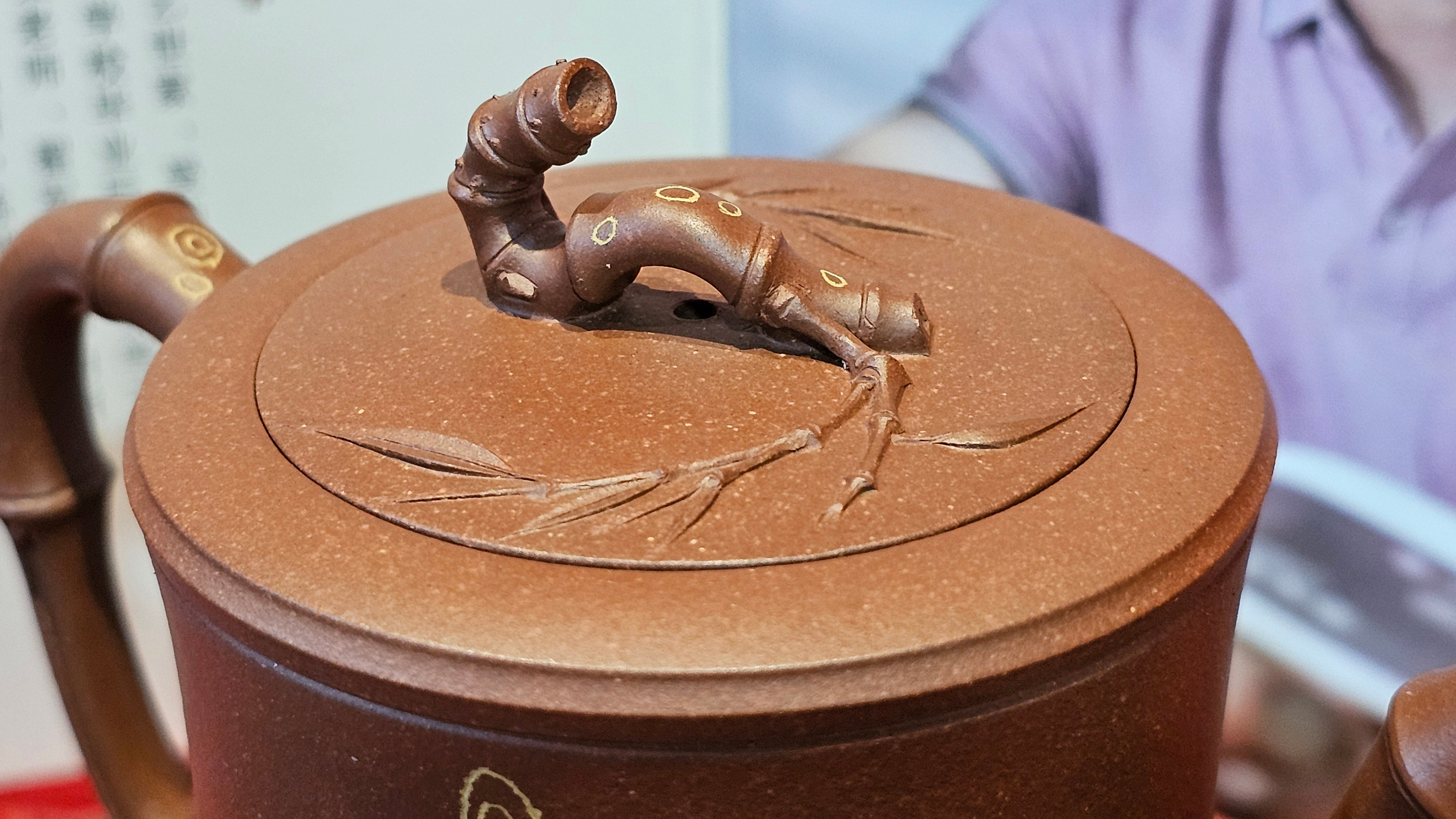 《湘妃竹段》"Xiang Fei Zhu Duan", 238.3ml, Di Cao Qing Zi Ni with Duan Ni Clay embellishments for the characteristic "Xiang Fei Bamboo" Patterns, by L4 Assoc Master Yu Chun Lei 俞春雷 ~!Congratulations to Ms S.M.! 1558hrs 4th Sept 2025, Velden! The Netherlands🇳🇱.