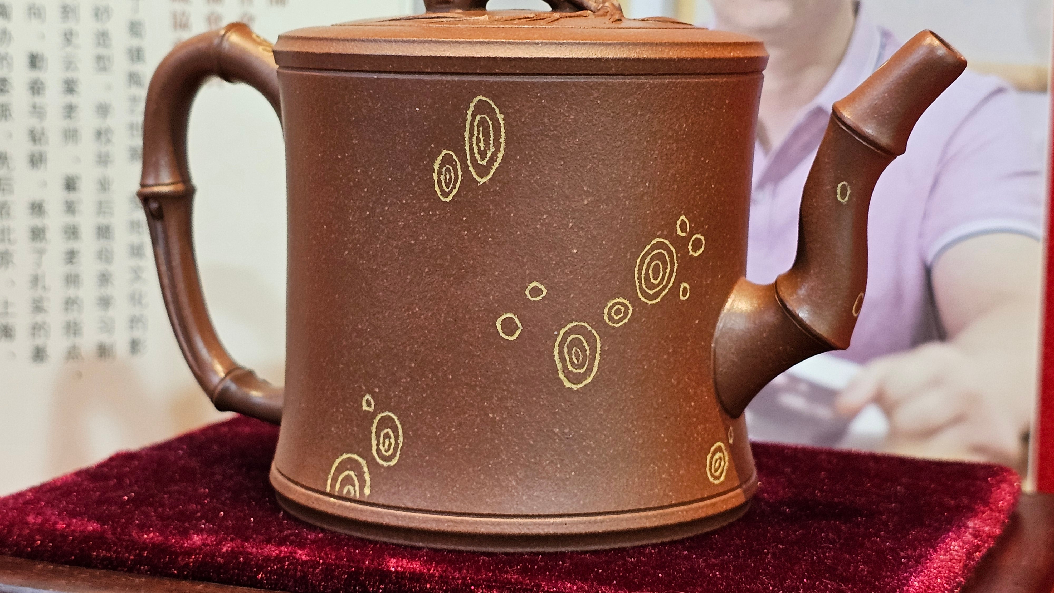 《湘妃竹段》"Xiang Fei Zhu Duan", 238.3ml, Di Cao Qing Zi Ni with Duan Ni Clay embellishments for the characteristic "Xiang Fei Bamboo" Patterns, by L4 Assoc Master Yu Chun Lei 俞春雷 ~!Congratulations to Ms S.M.! 1558hrs 4th Sept 2025, Velden! The Netherlands🇳🇱.