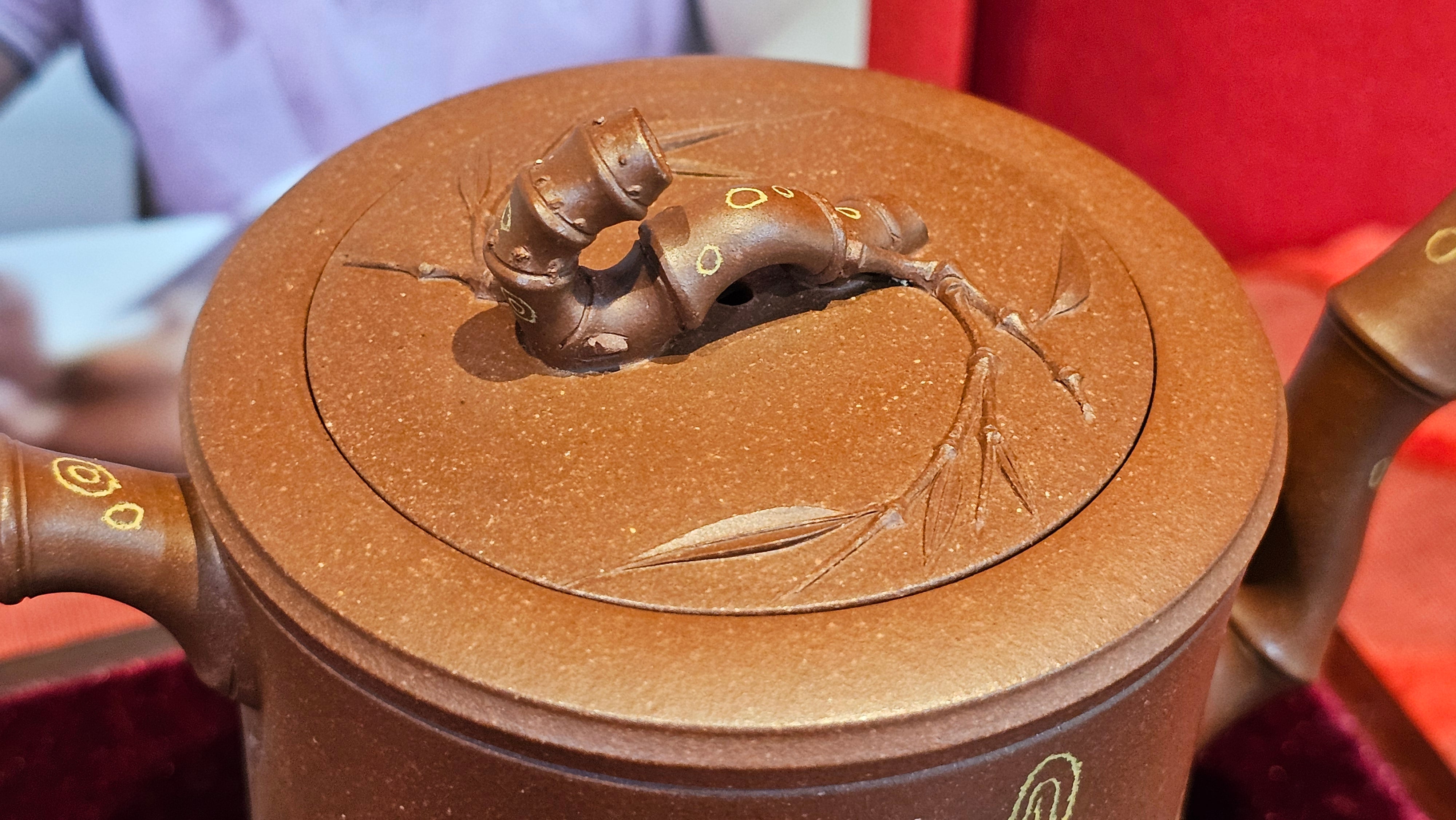 《湘妃竹段》"Xiang Fei Zhu Duan", 238.3ml, Di Cao Qing Zi Ni with Duan Ni Clay embellishments for the characteristic "Xiang Fei Bamboo" Patterns, by L4 Assoc Master Yu Chun Lei 俞春雷 ~!Congratulations to Ms S.M.! 1558hrs 4th Sept 2025, Velden! The Netherlands🇳🇱.