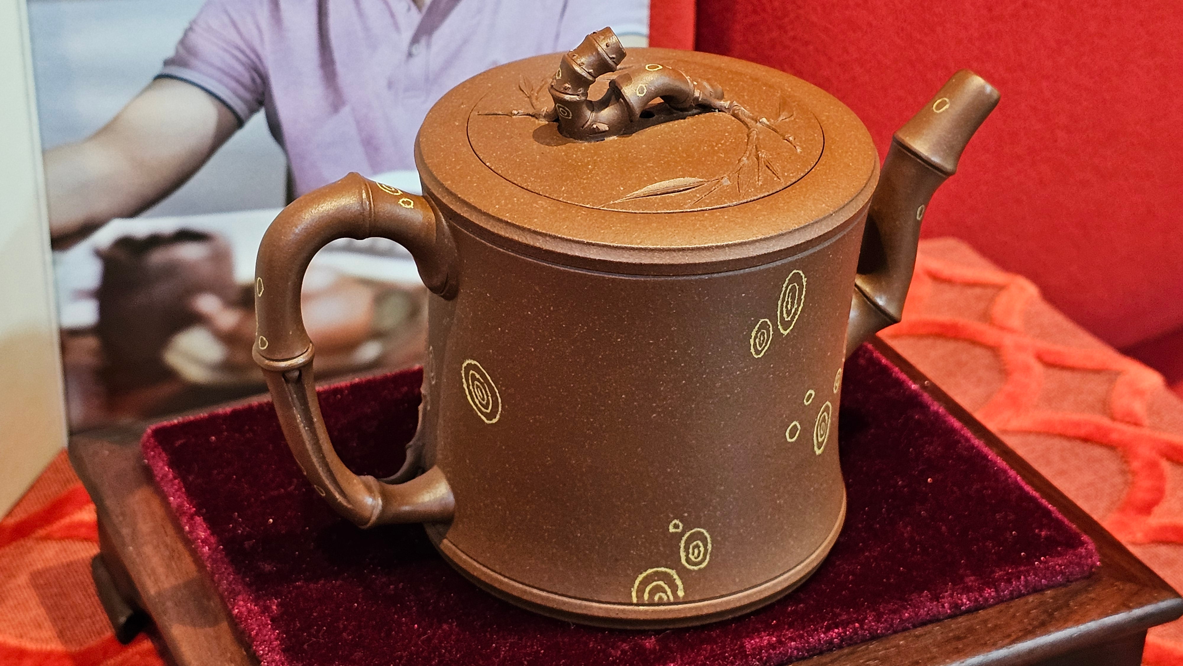 《湘妃竹段》"Xiang Fei Zhu Duan", 238.3ml, Di Cao Qing Zi Ni with Duan Ni Clay embellishments for the characteristic "Xiang Fei Bamboo" Patterns, by L4 Assoc Master Yu Chun Lei 俞春雷 ~!Congratulations to Ms S.M.! 1558hrs 4th Sept 2025, Velden! The Netherlands🇳🇱.