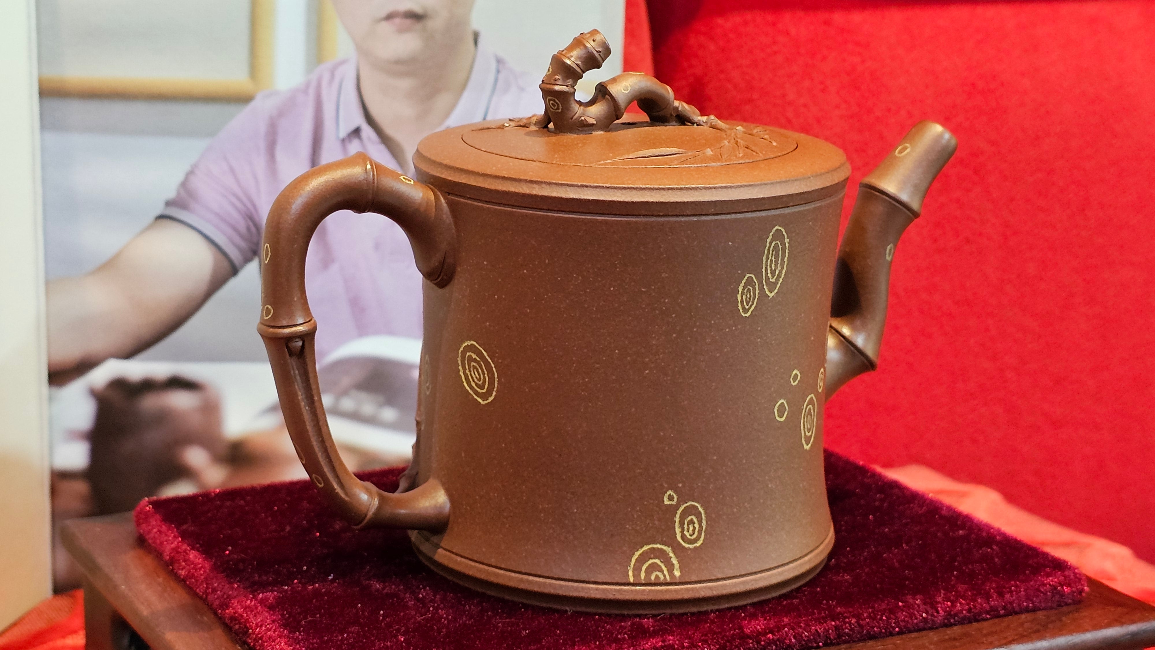 《湘妃竹段》"Xiang Fei Zhu Duan", 238.3ml, Di Cao Qing Zi Ni with Duan Ni Clay embellishments for the characteristic "Xiang Fei Bamboo" Patterns, by L4 Assoc Master Yu Chun Lei 俞春雷 ~!Congratulations to Ms S.M.! 1558hrs 4th Sept 2025, Velden! The Netherlands🇳🇱.