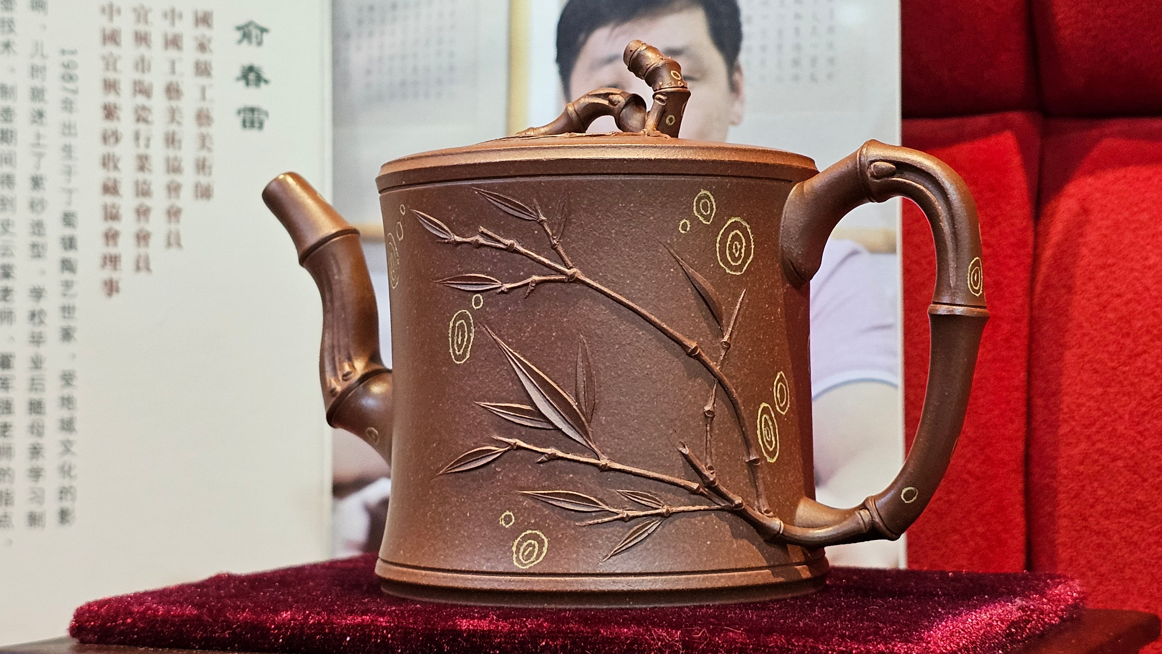 《湘妃竹段》"Xiang Fei Zhu Duan", 238.3ml, Di Cao Qing Zi Ni with Duan Ni Clay embellishments for the characteristic "Xiang Fei Bamboo" Patterns, by L4 Assoc Master Yu Chun Lei 俞春雷 ~!Congratulations to Ms S.M.! 1558hrs 4th Sept 2025, Velden! The Netherlands🇳🇱.