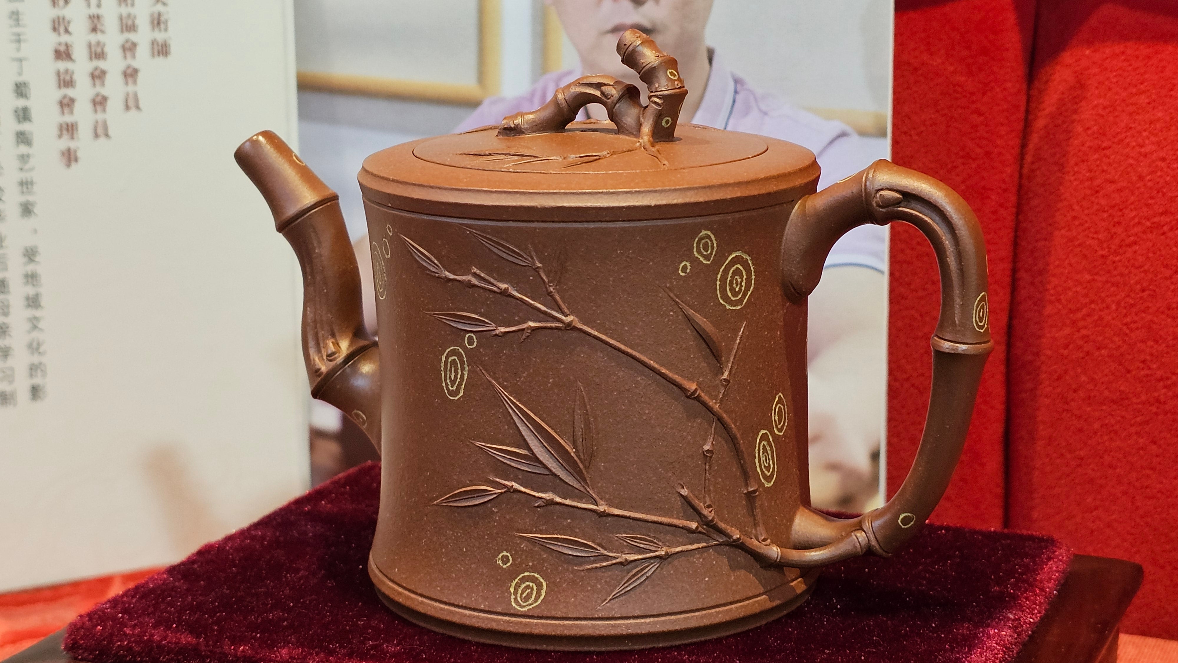 《湘妃竹段》"Xiang Fei Zhu Duan", 238.3ml, Di Cao Qing Zi Ni with Duan Ni Clay embellishments for the characteristic "Xiang Fei Bamboo" Patterns, by L4 Assoc Master Yu Chun Lei 俞春雷 ~!Congratulations to Ms S.M.! 1558hrs 4th Sept 2025, Velden! The Netherlands🇳🇱.