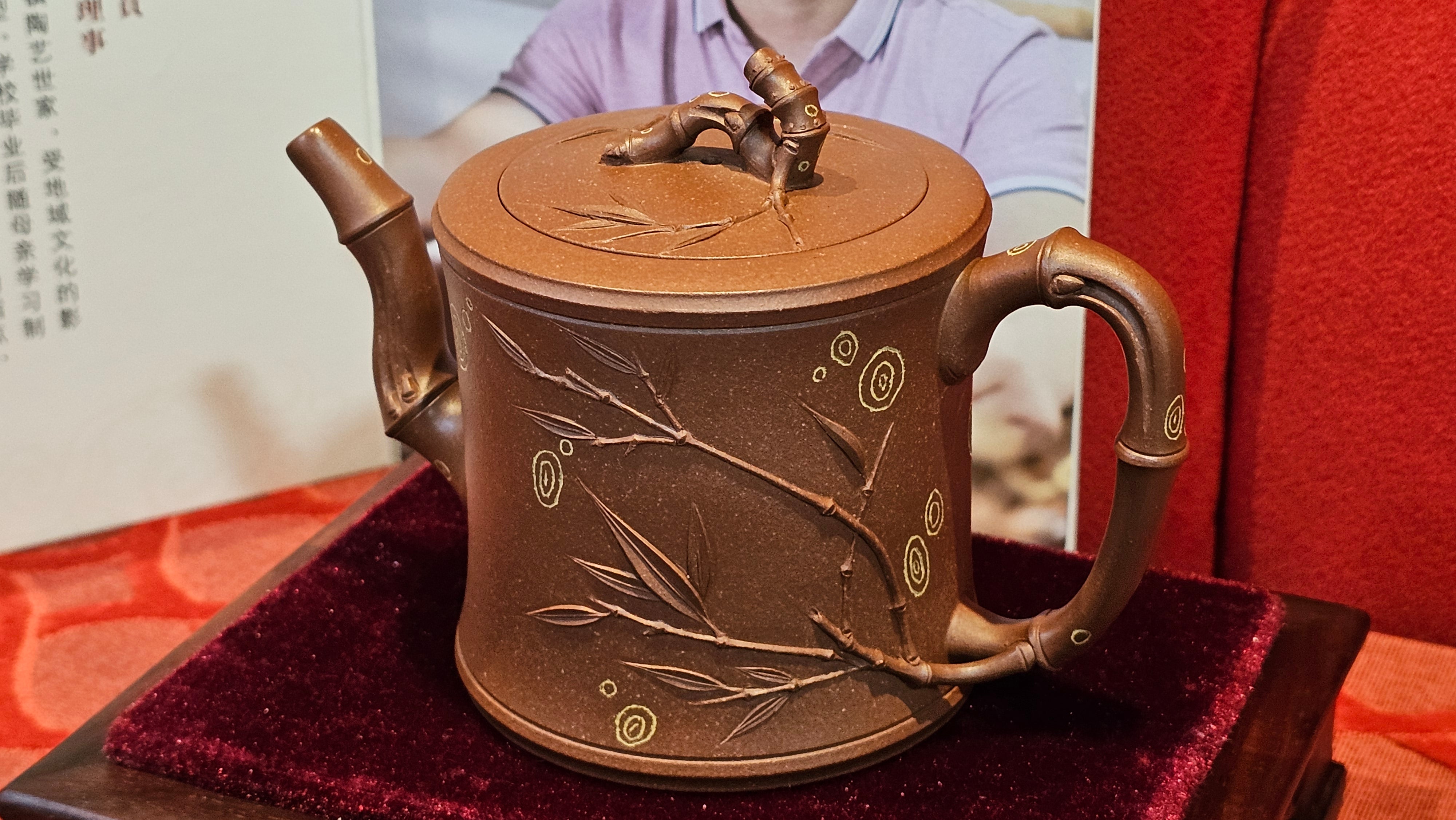 《湘妃竹段》"Xiang Fei Zhu Duan", 238.3ml, Di Cao Qing Zi Ni with Duan Ni Clay embellishments for the characteristic "Xiang Fei Bamboo" Patterns, by L4 Assoc Master Yu Chun Lei 俞春雷 ~!Congratulations to Ms S.M.! 1558hrs 4th Sept 2025, Velden! The Netherlands🇳🇱.