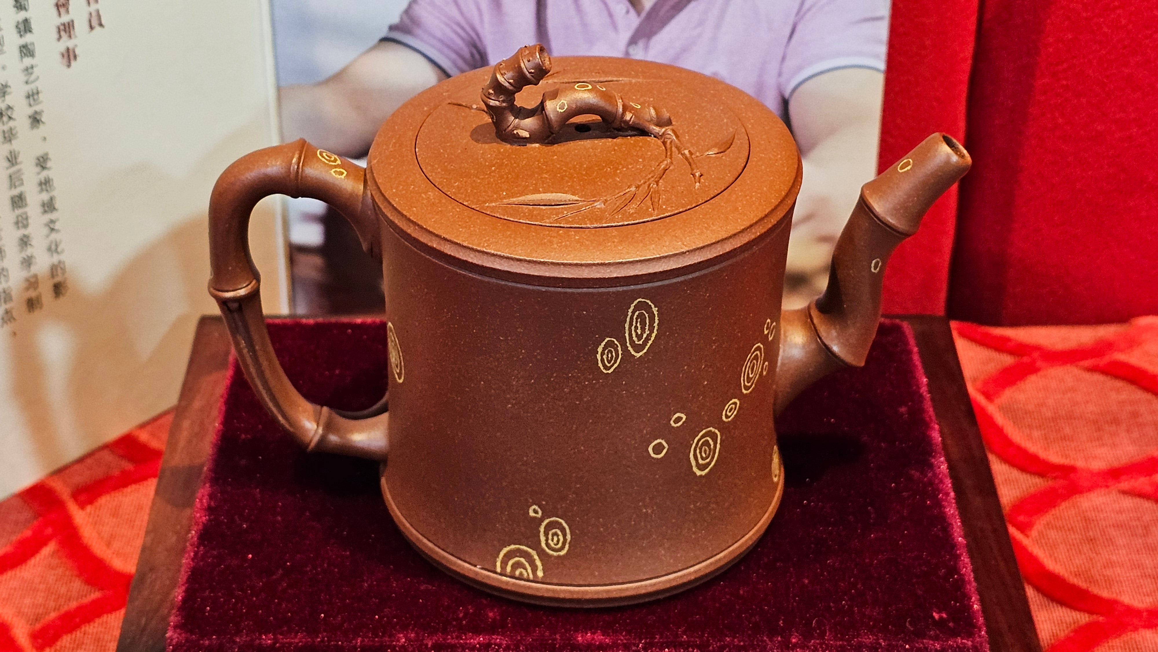 《湘妃竹段》"Xiang Fei Zhu Duan", 238.3ml, Di Cao Qing Zi Ni with Duan Ni Clay embellishments for the characteristic "Xiang Fei Bamboo" Patterns, by L4 Assoc Master Yu Chun Lei 俞春雷 ~!Congratulations to Ms S.M.! 1558hrs 4th Sept 2025, Velden! The Netherlands🇳🇱.