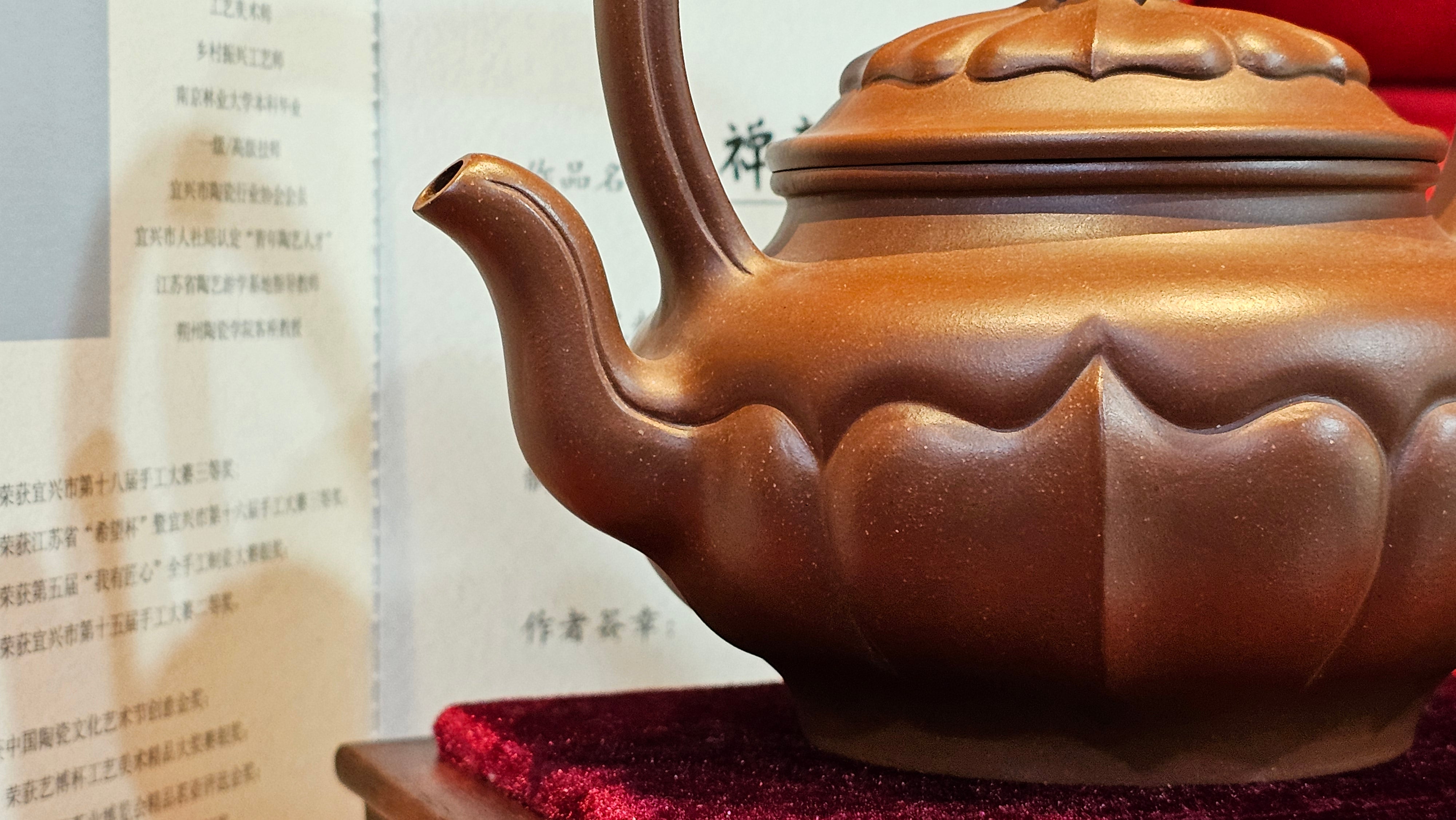 《禅意提梁》"Chan Yi Ti Liang~ Meditative Enlightenment:Top Handle", 493.3ml, ~ Crafted by L3A Master Consummate Artist Li Yan Ru 李艳如。