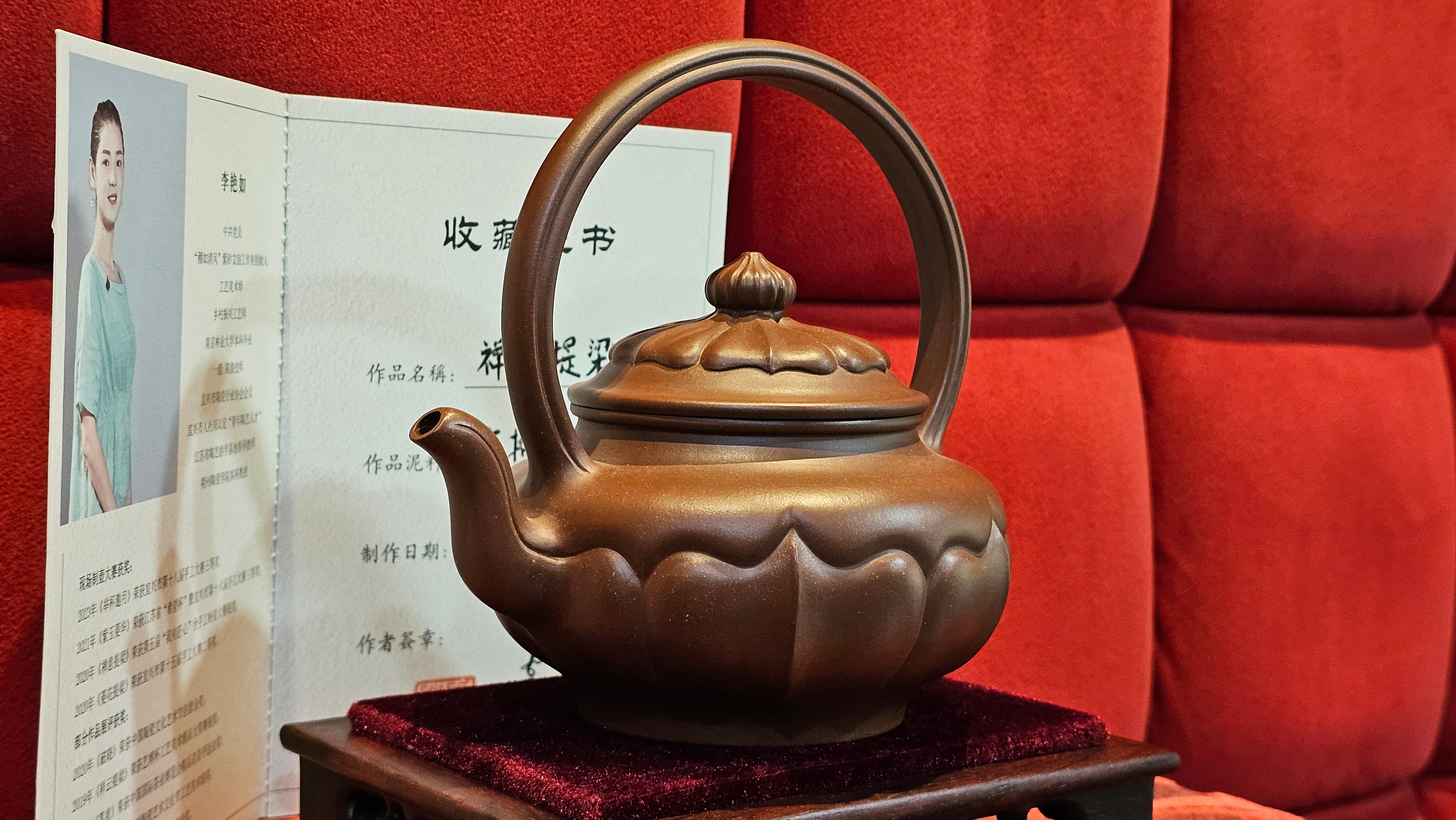 《禅意提梁》"Chan Yi Ti Liang~ Meditative Enlightenment:Top Handle", 493.3ml, ~ Crafted by L3A Master Consummate Artist Li Yan Ru 李艳如。