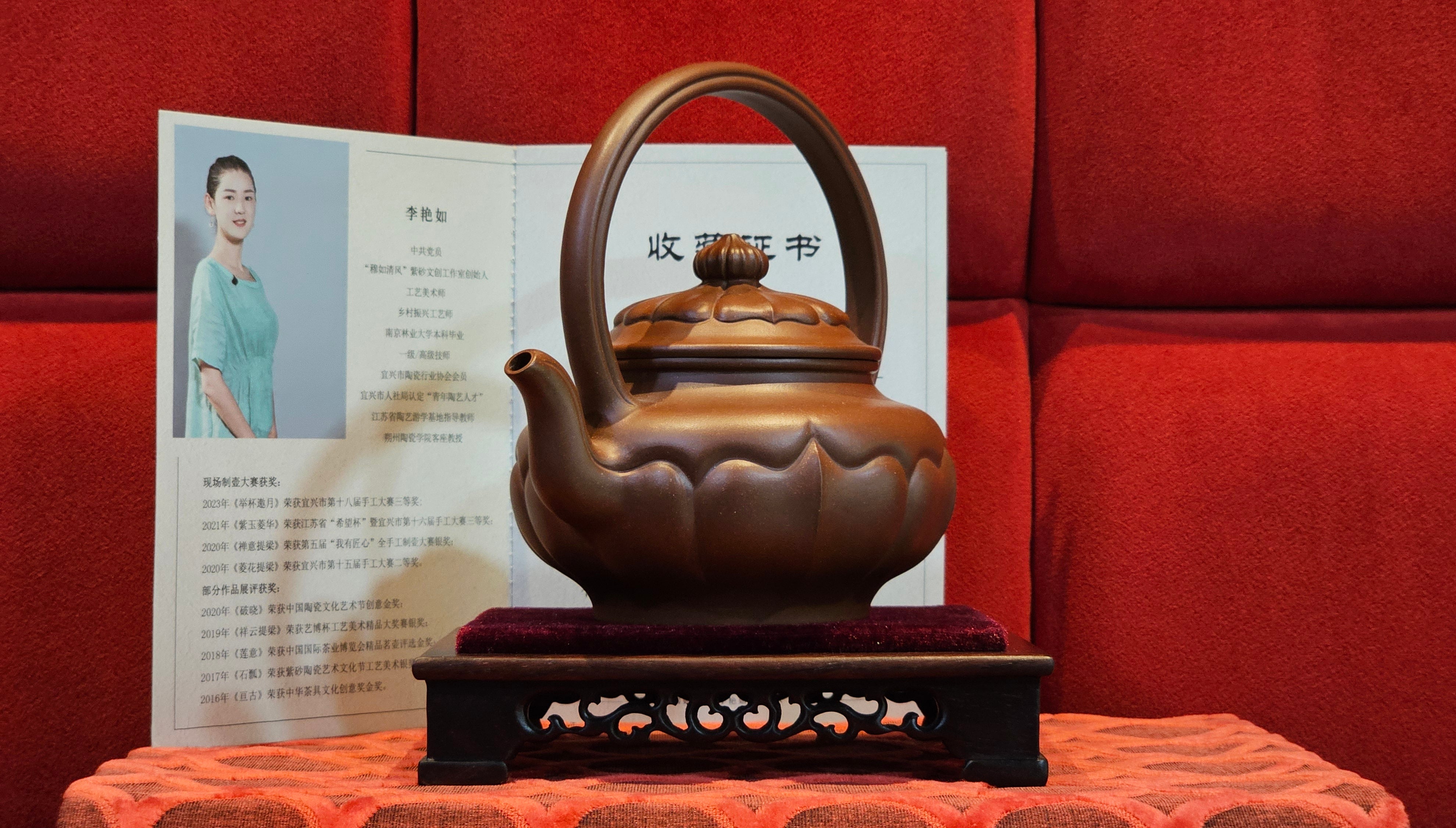 《禅意提梁》"Chan Yi Ti Liang~ Meditative Enlightenment:Top Handle", 493.3ml, ~ Crafted by L3A Master Consummate Artist Li Yan Ru 李艳如。