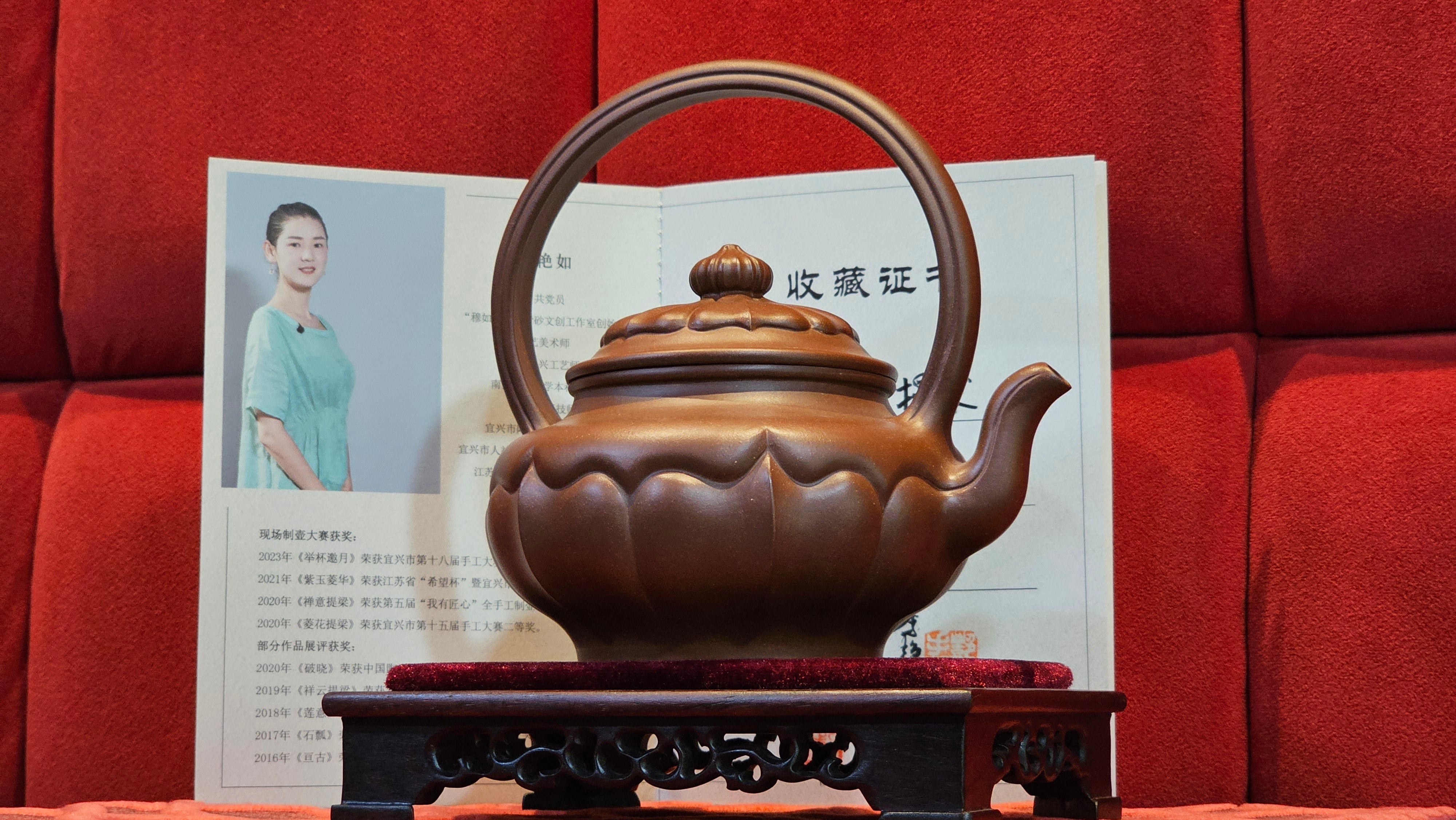 《禅意提梁》"Chan Yi Ti Liang~ Meditative Enlightenment:Top Handle", 493.3ml, ~ Crafted by L3A Master Consummate Artist Li Yan Ru 李艳如。